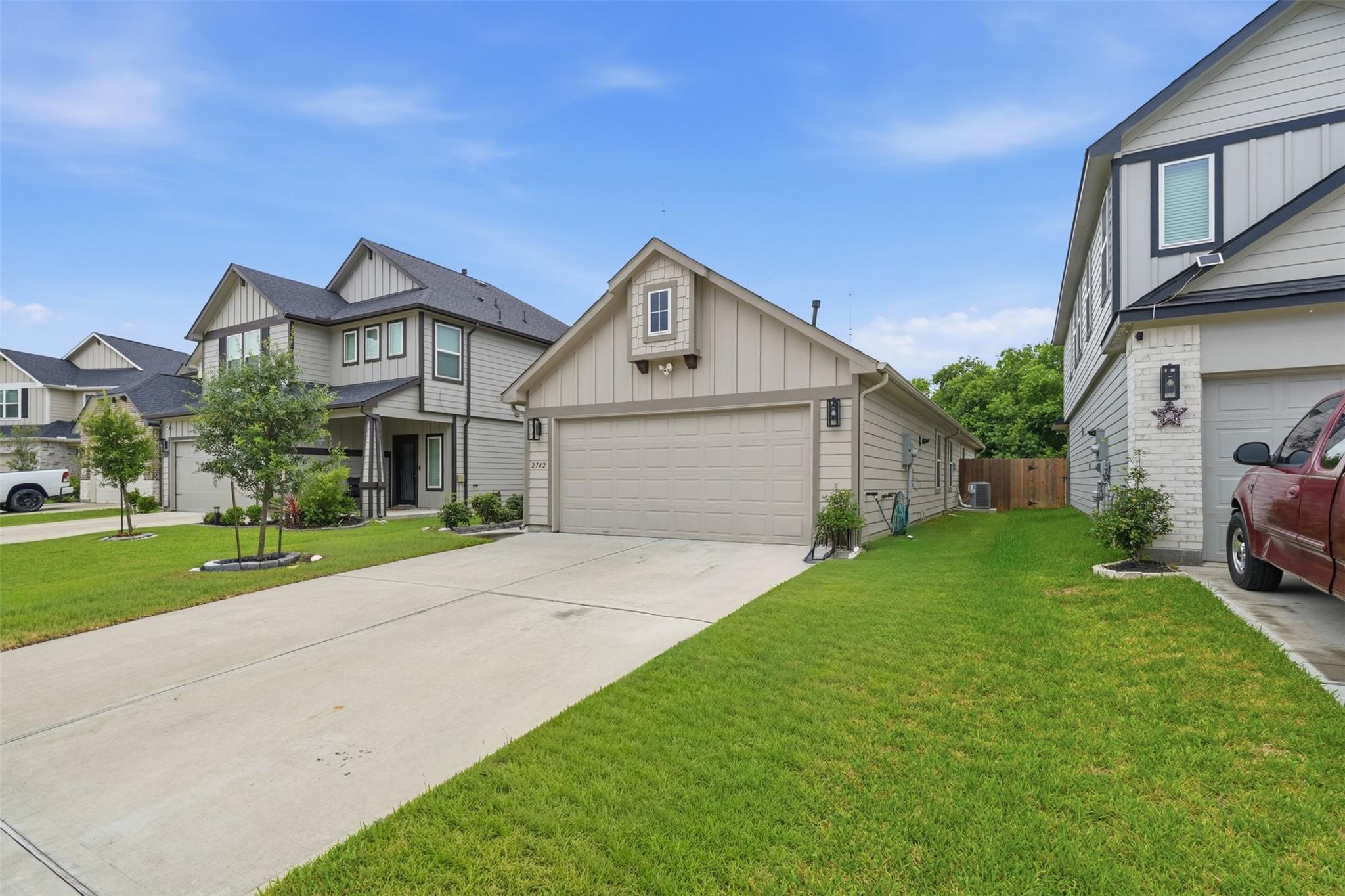 2742 Oakleaf Ash Lane