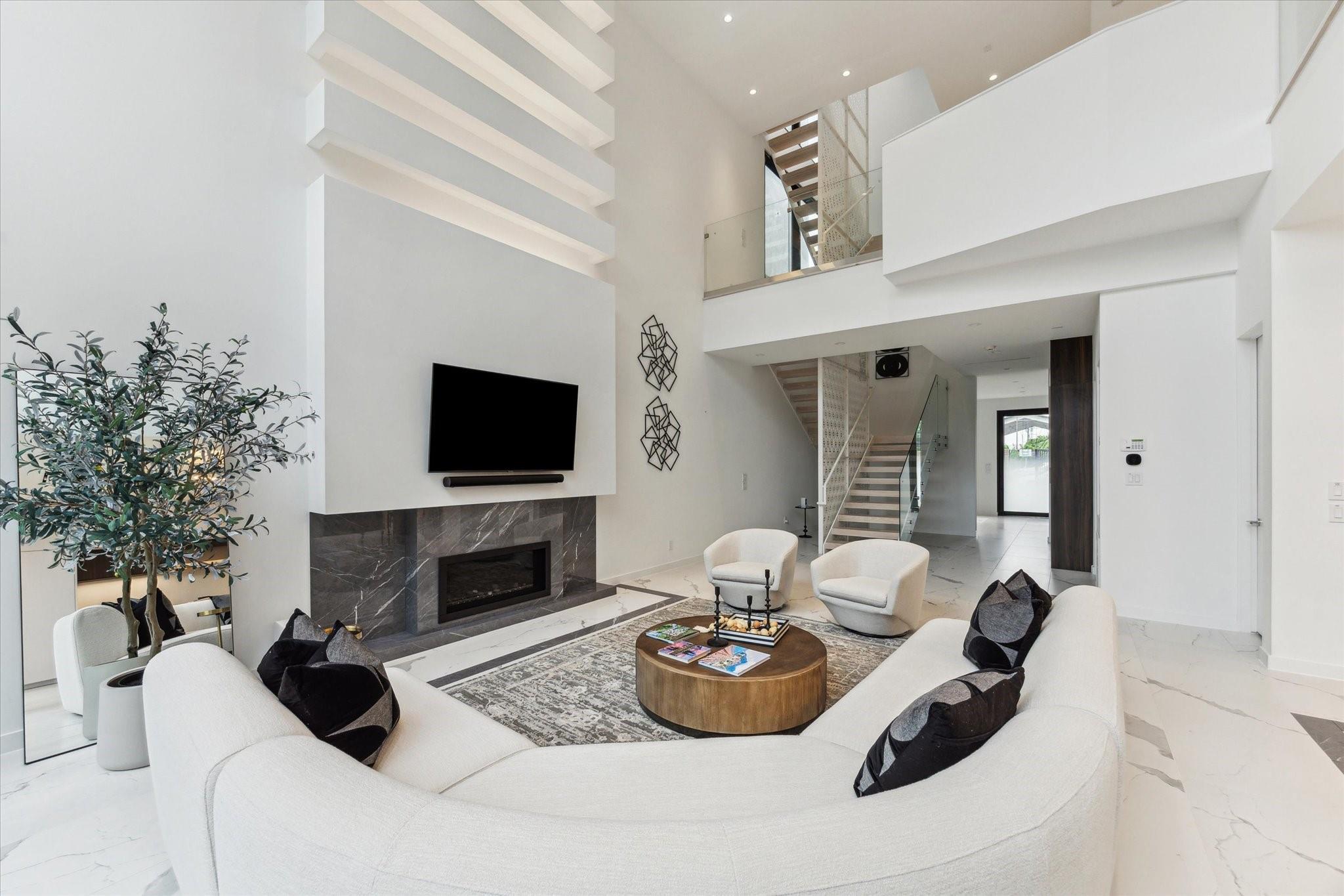 1005 W 7th 1/2 Street