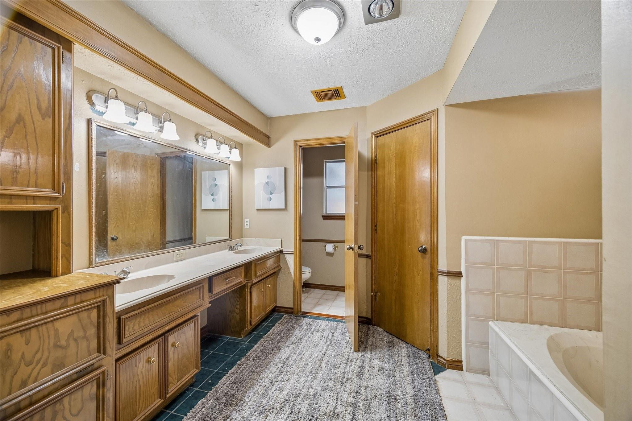 14615 Oak Bluff Court