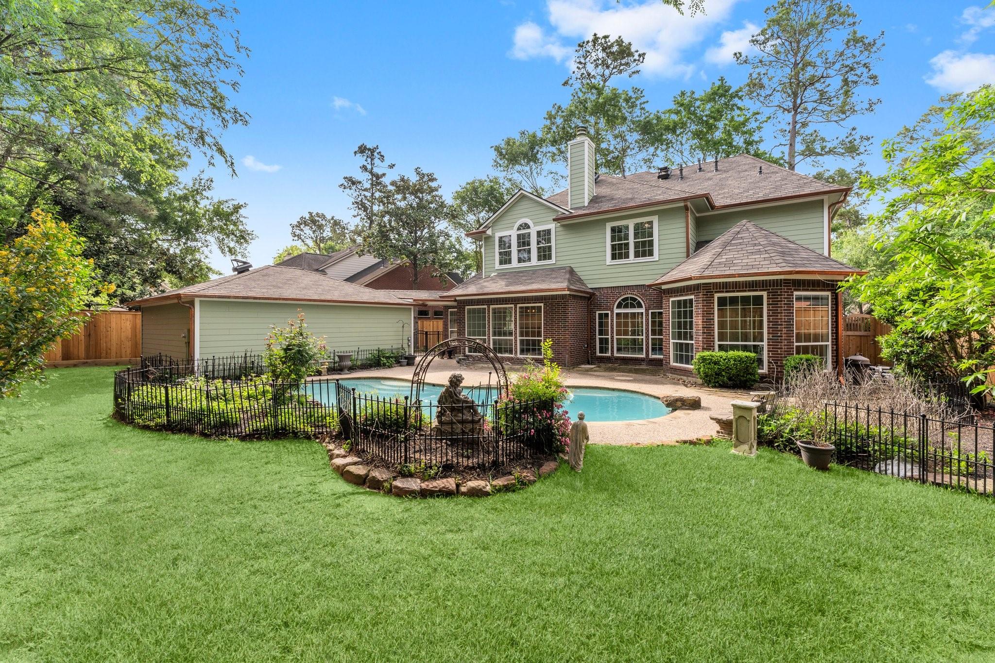 106 N Floral Leaf Circle