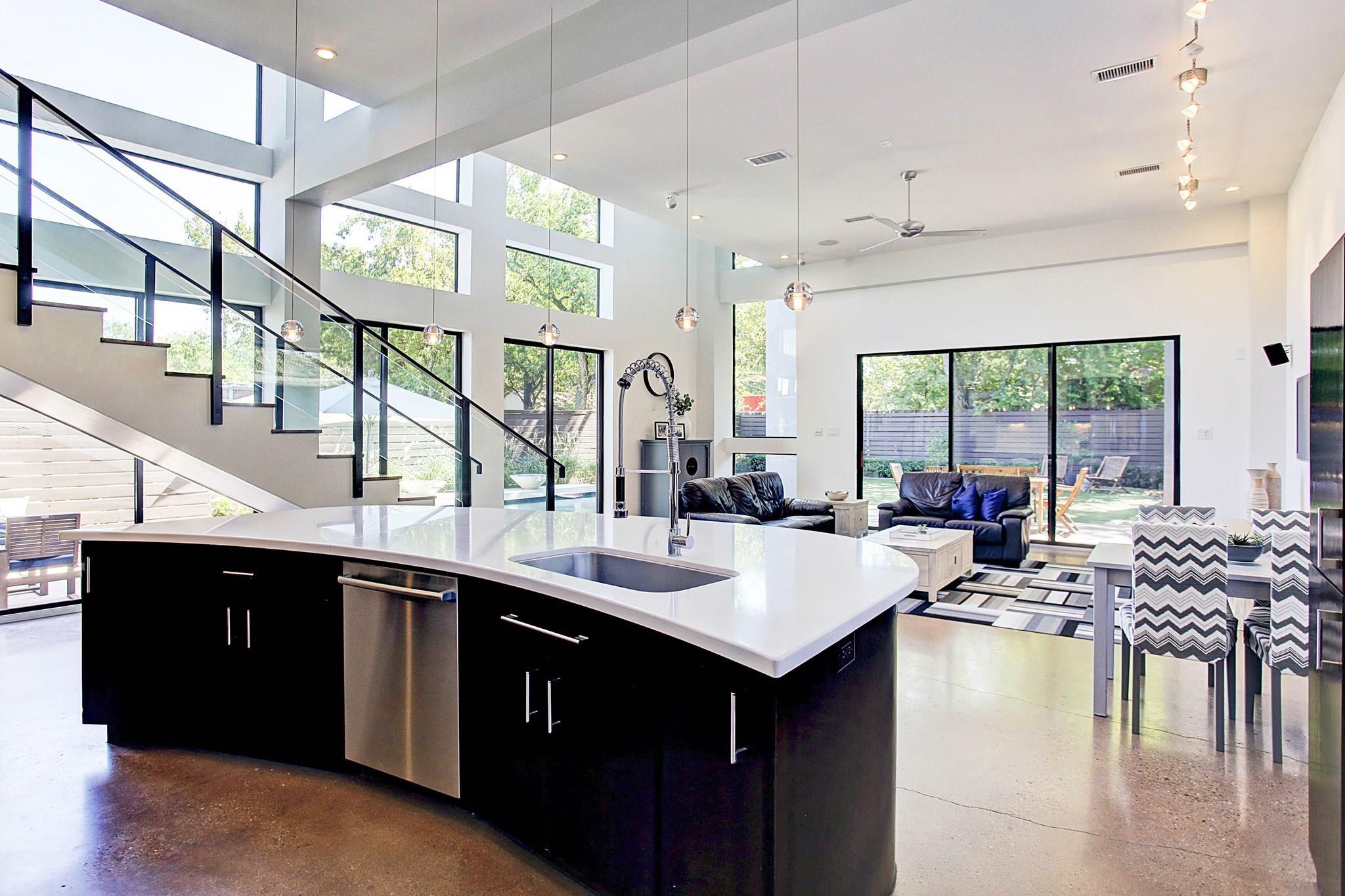 734 E 8th Street