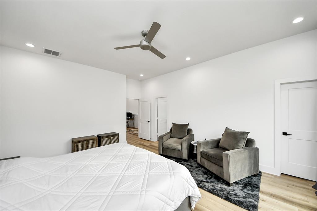1044 W 17th Street