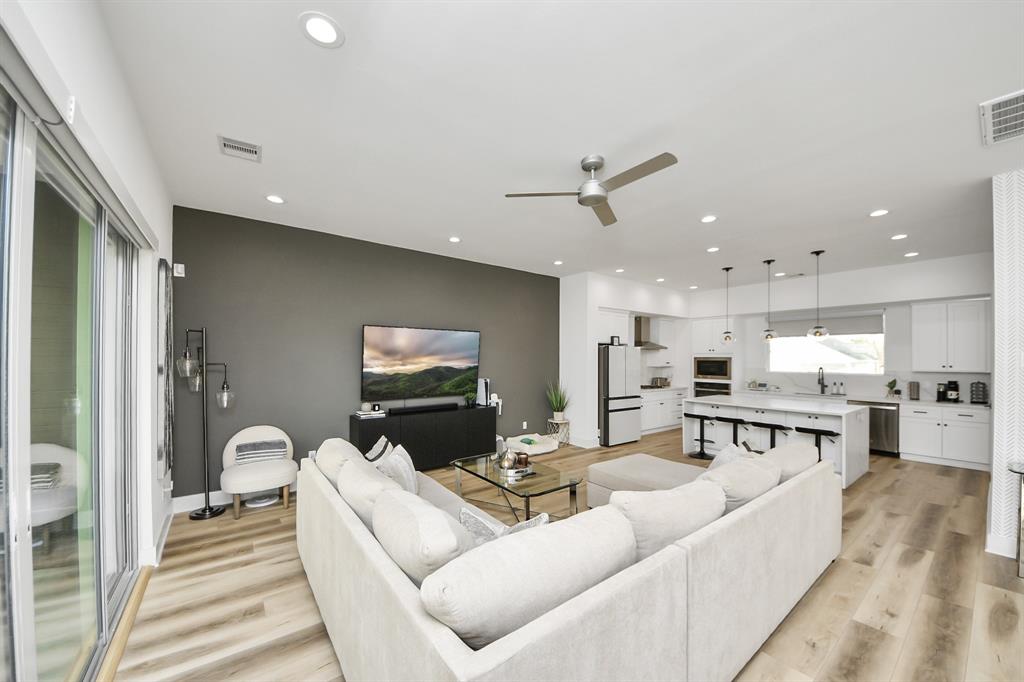 1044 W 17th Street