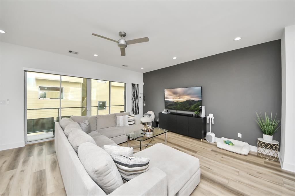 1044 W 17th Street