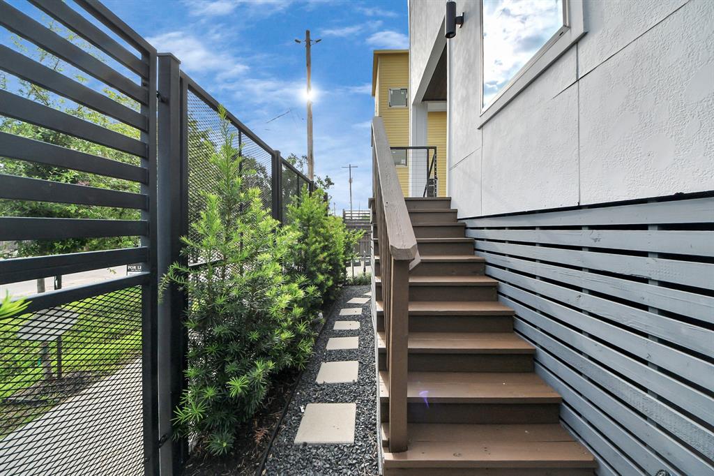 1044 W 17th Street
