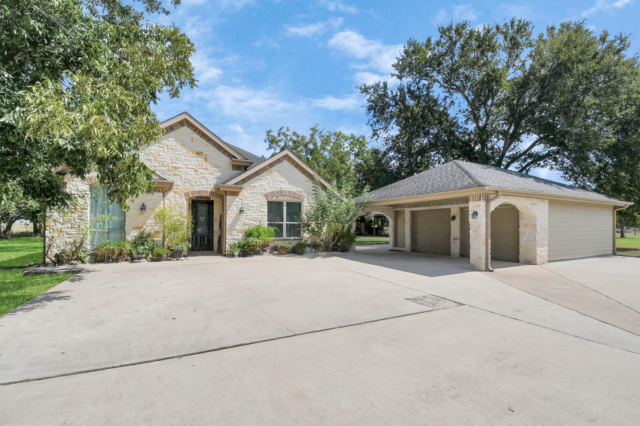 5360 Muske Lane, Pattison