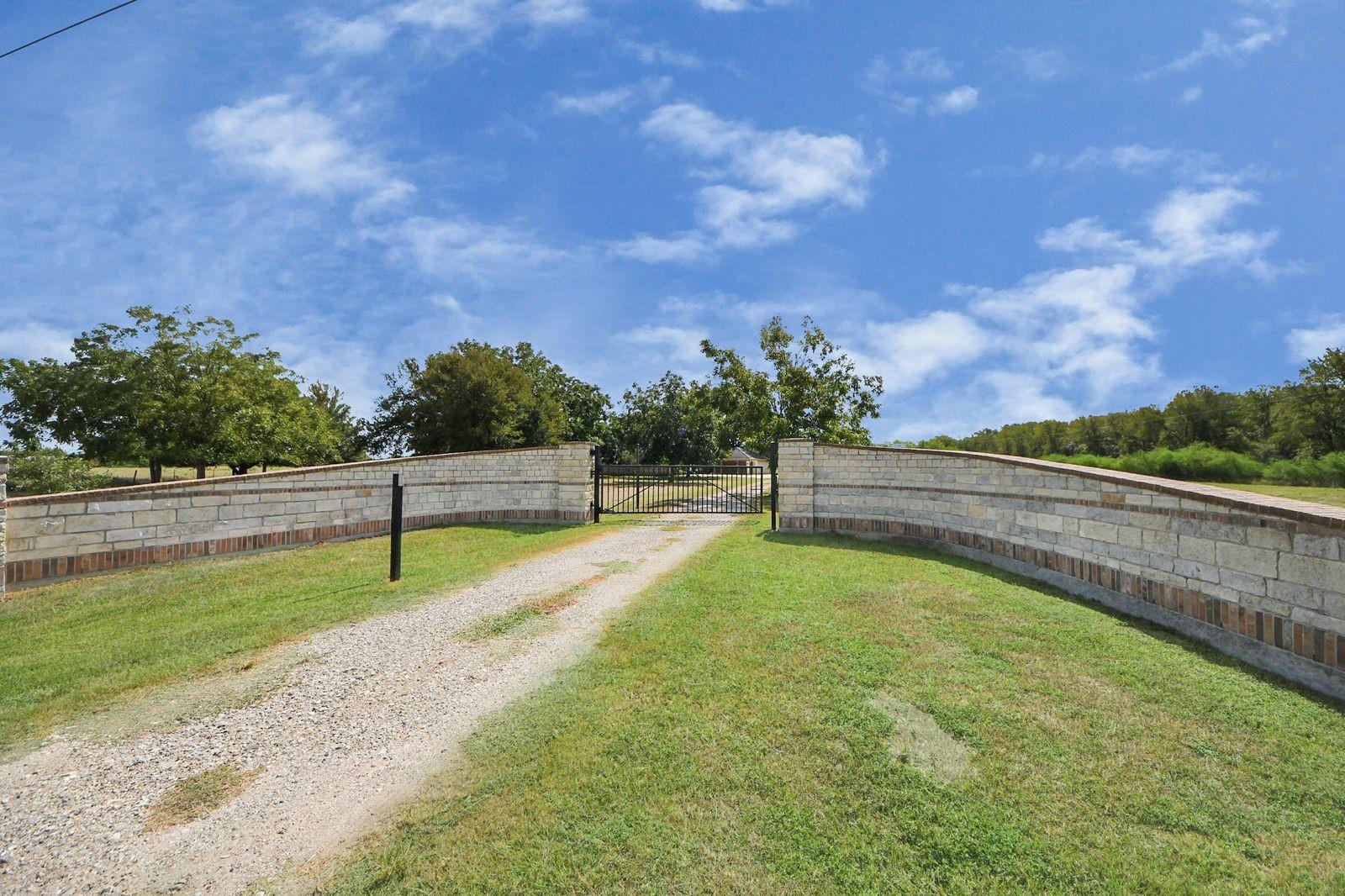 5360 Muske Lane, Pattison