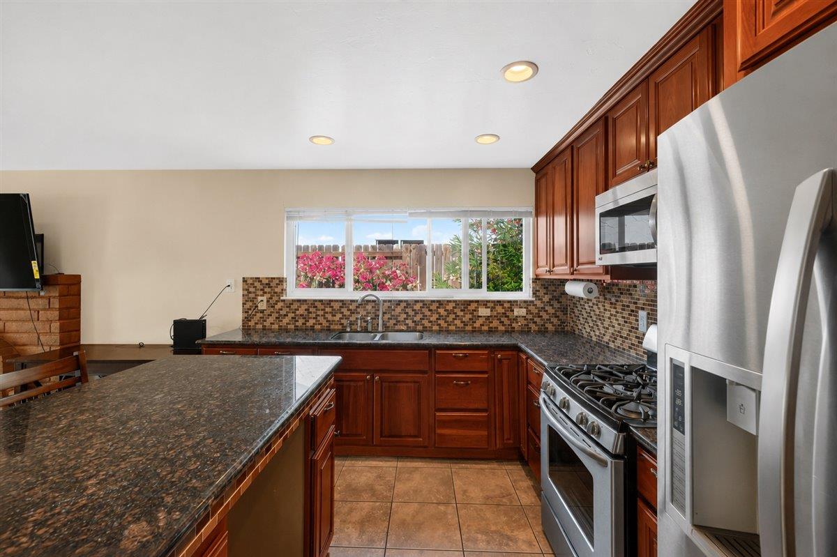 4049 Farmer Way
