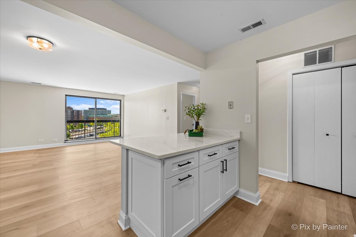 711 S River Road Unit: 606