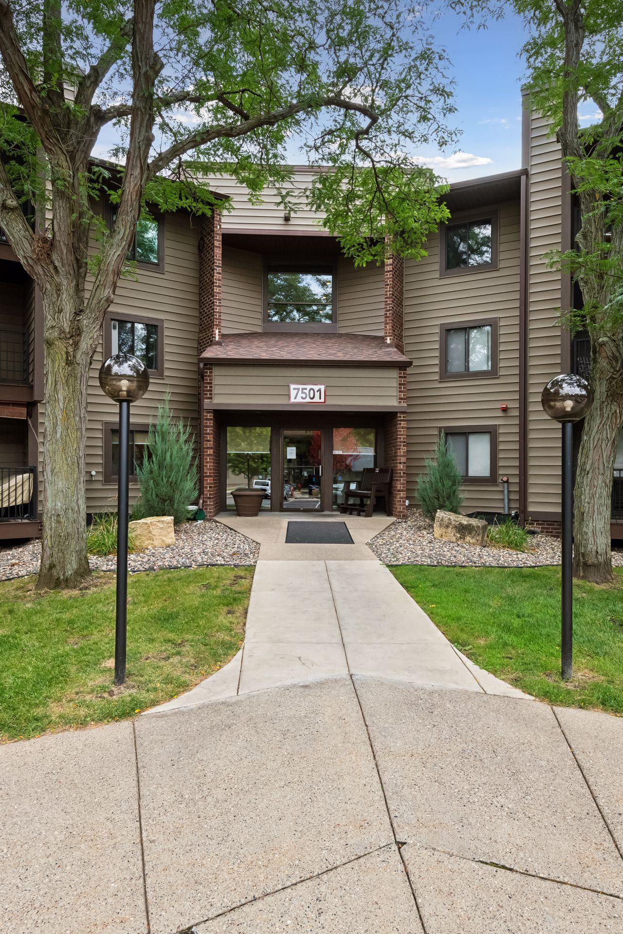 7501 W 101st Street Unit: 305