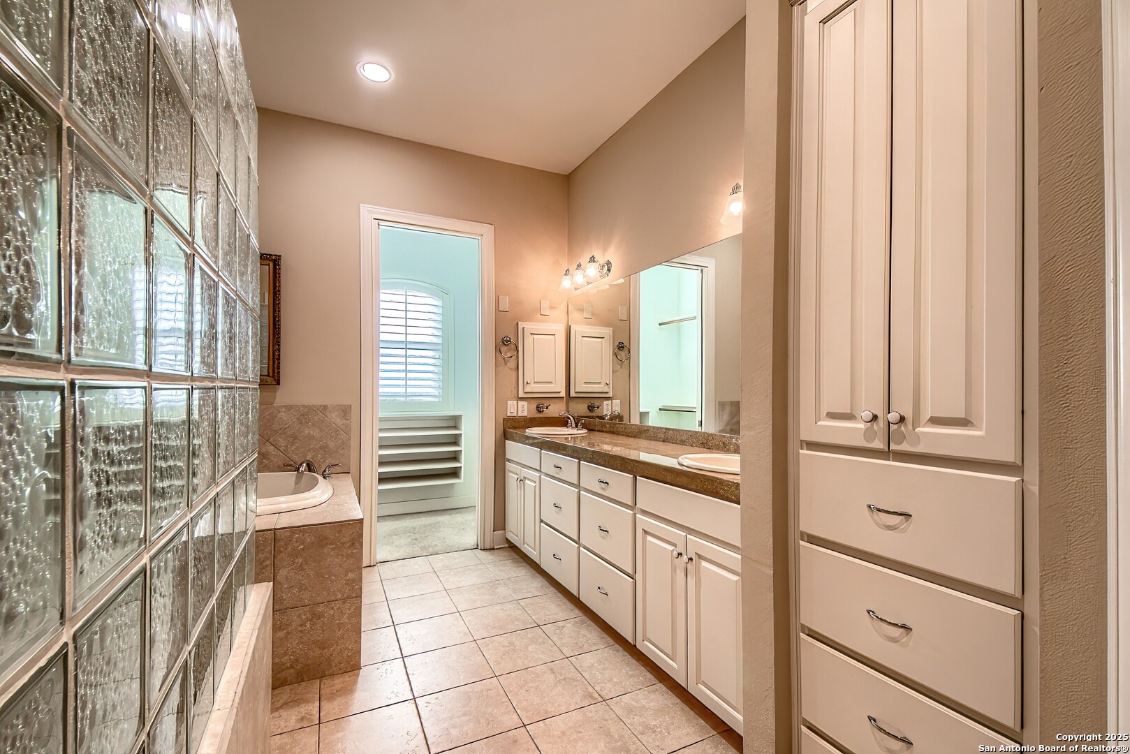56 S Inwood Heights