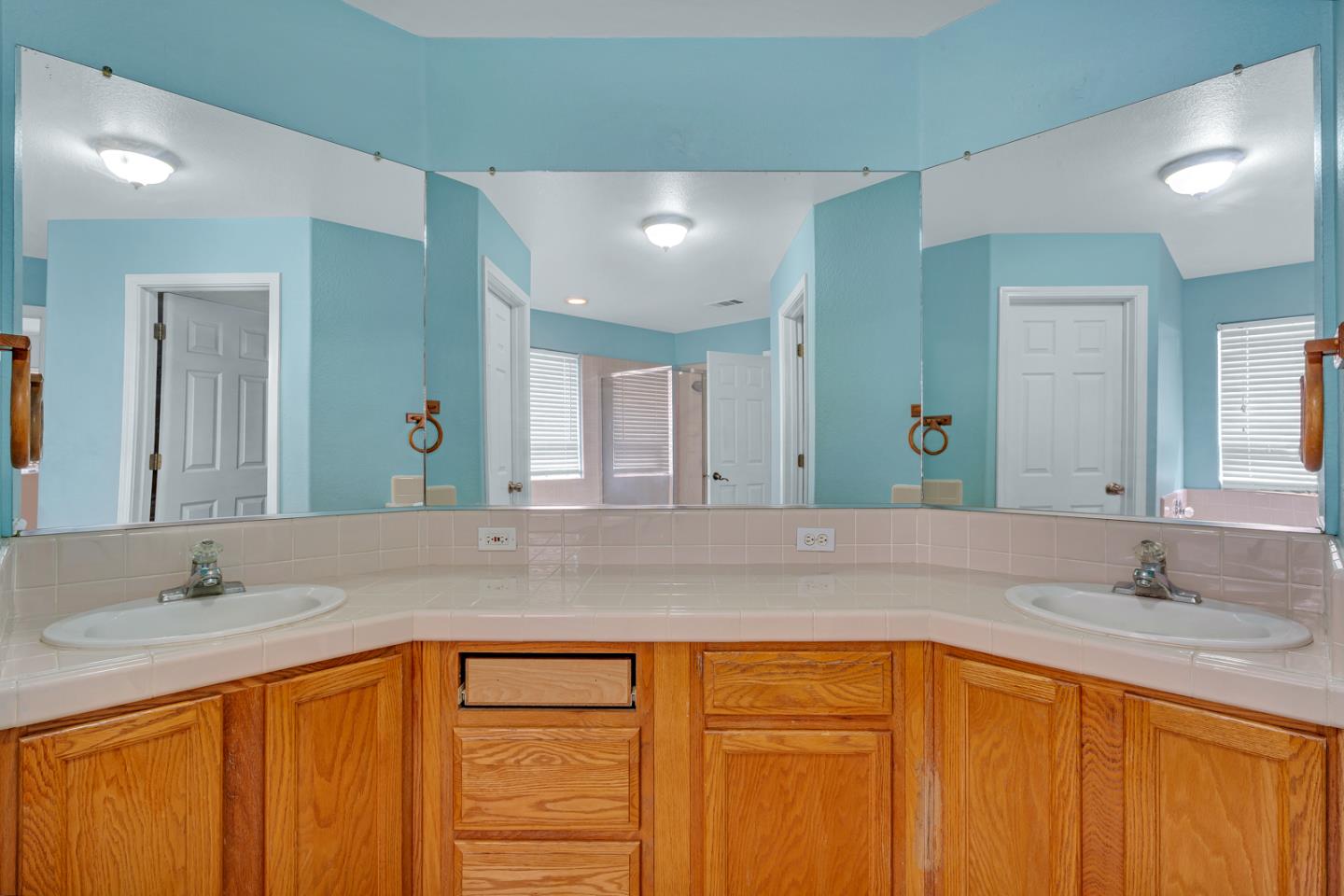 2231 Racquet Club DR