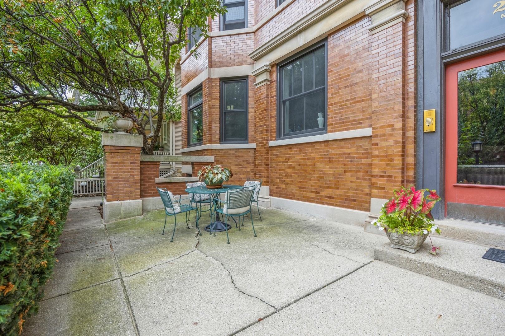 221 N Grove Avenue Unit: 3N