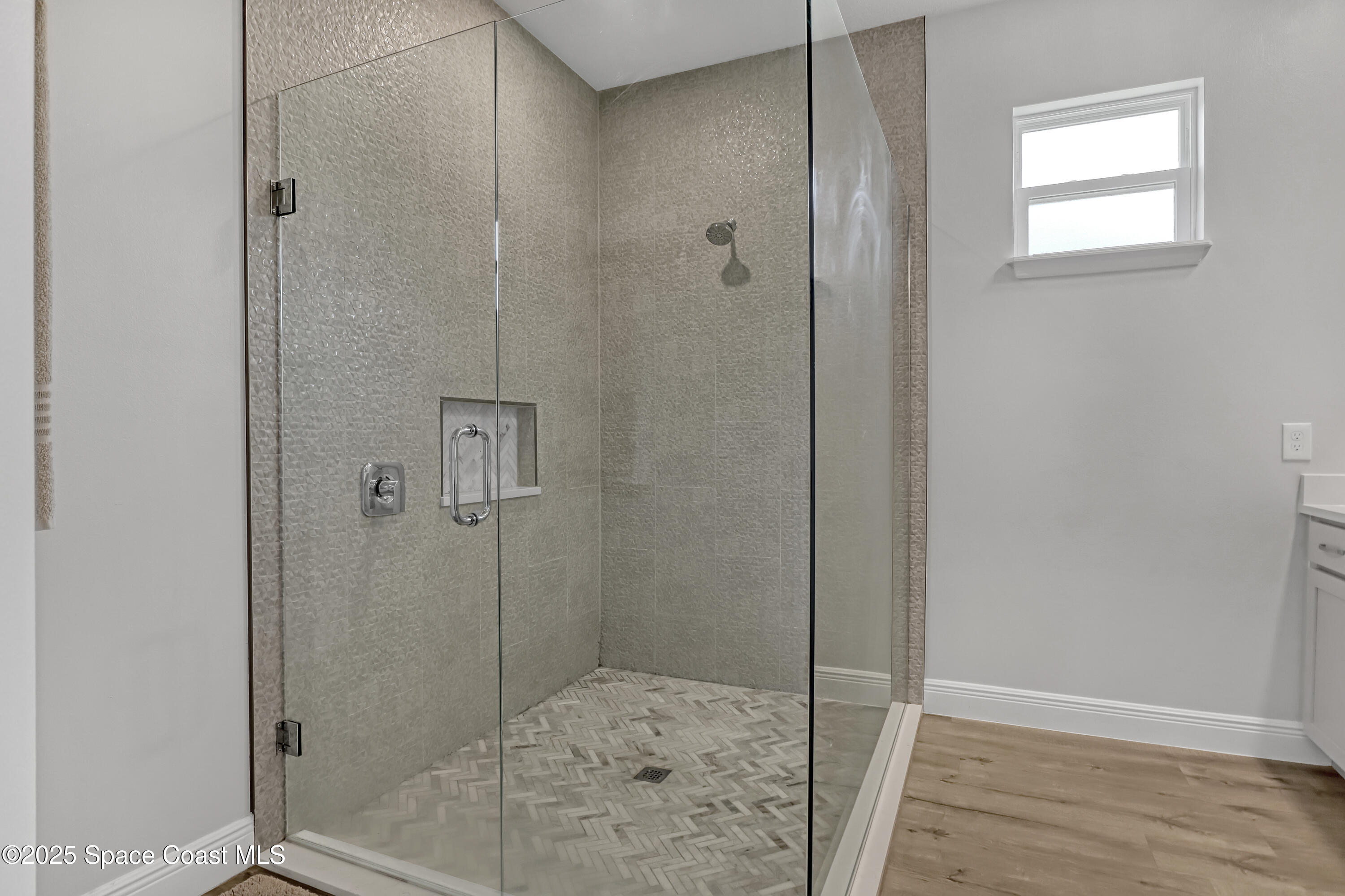 1841 Market Circle NE