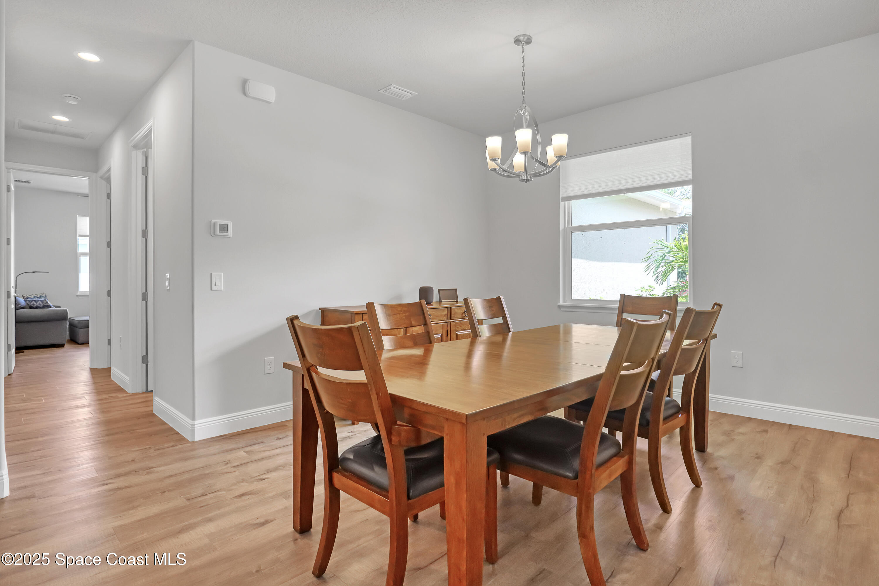 1841 Market Circle NE