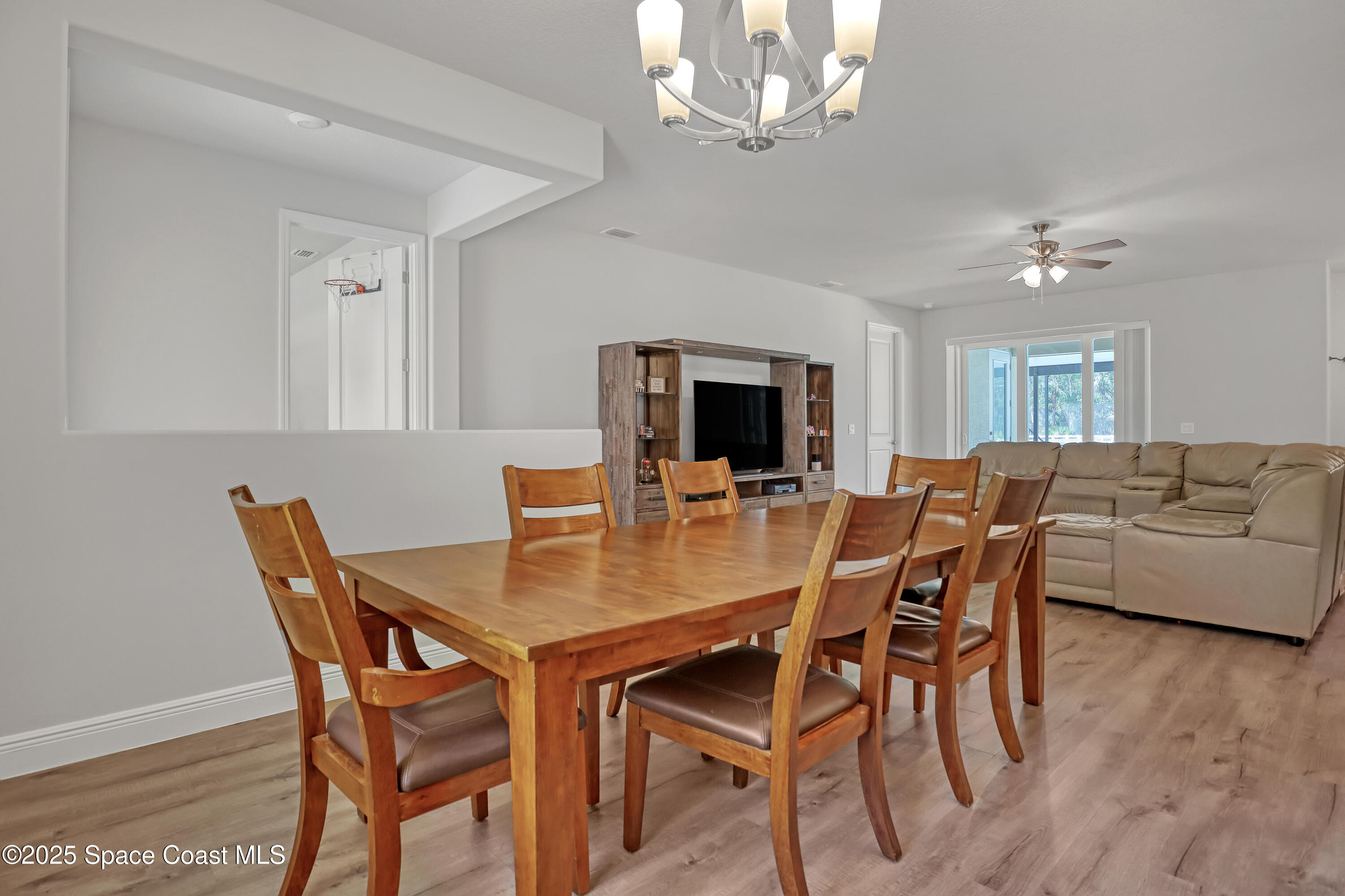 1841 Market Circle NE