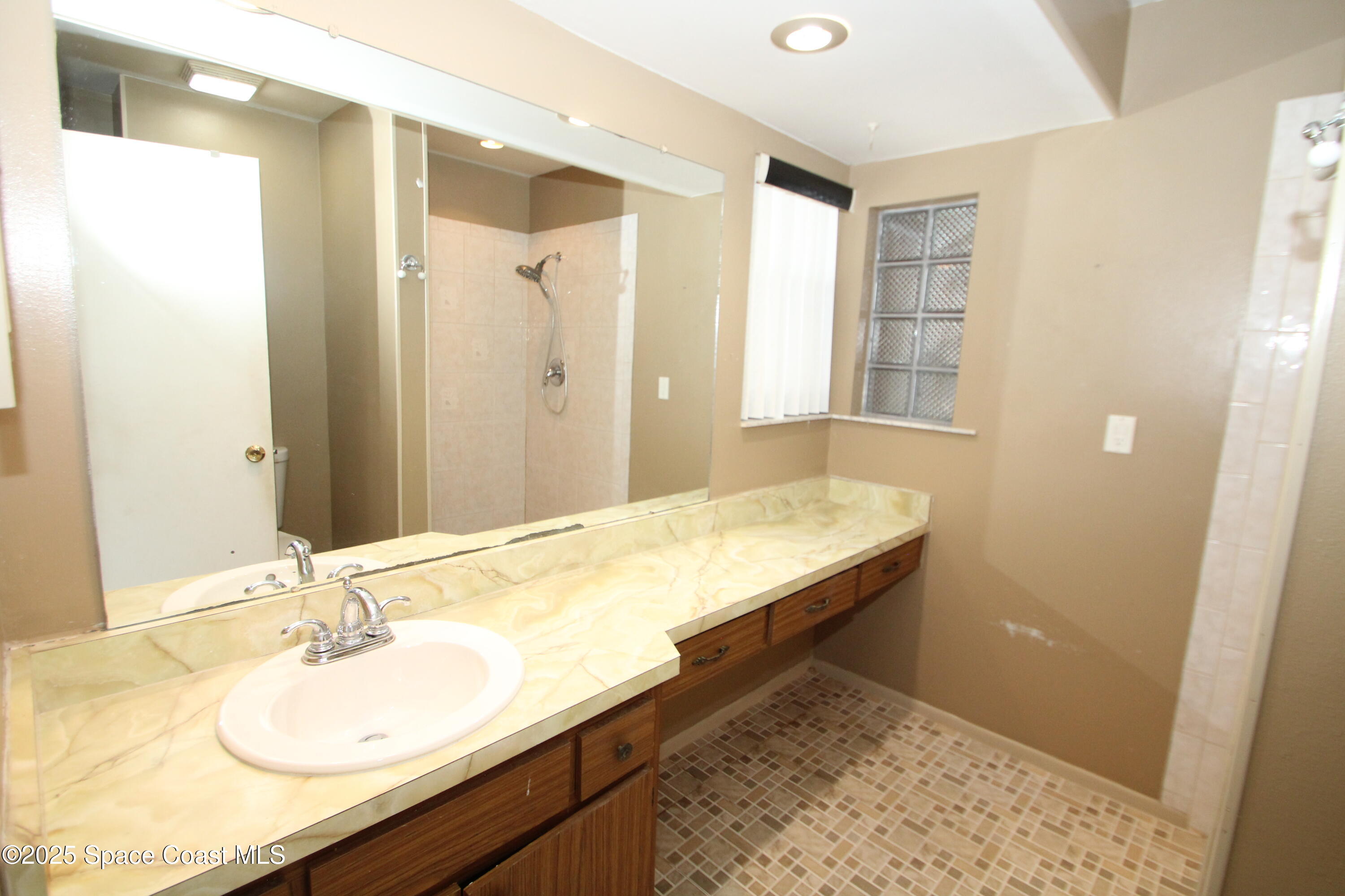 1252 Caspian Court NE