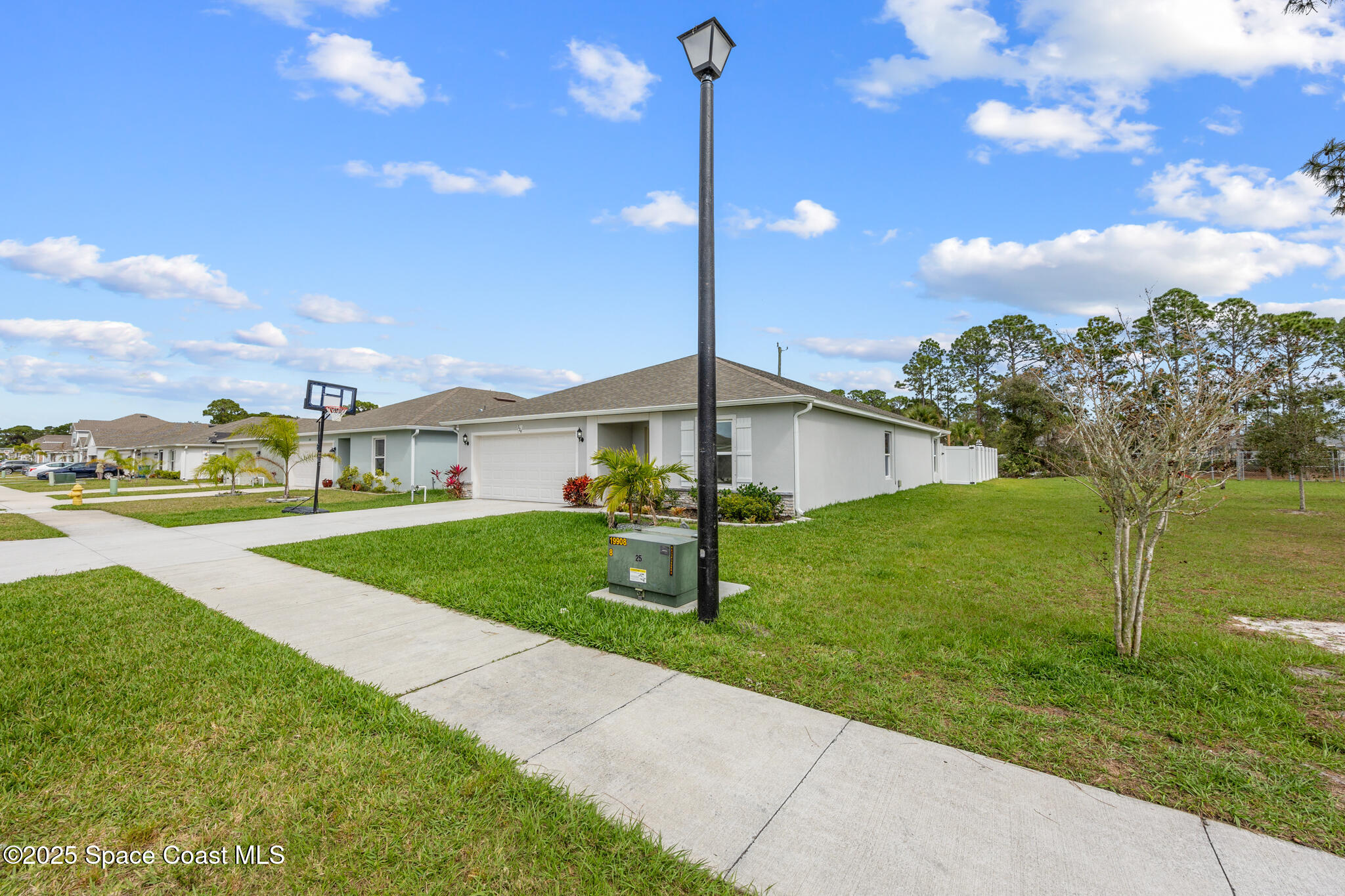 324 Alminar Avenue SE