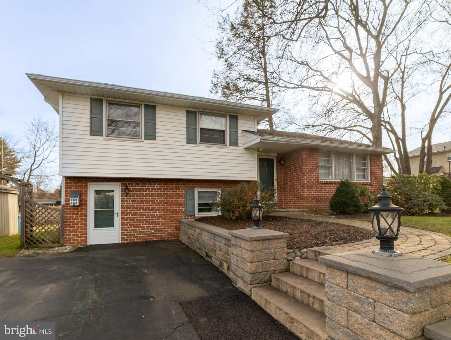 1208 Gateway Ln