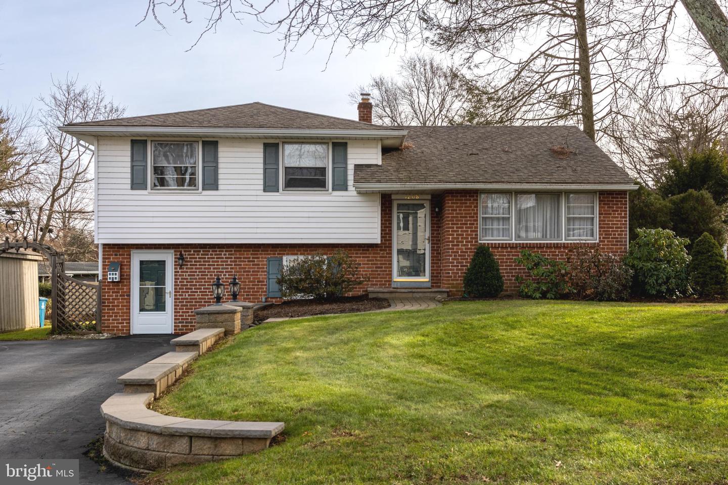 1208 Gateway Ln