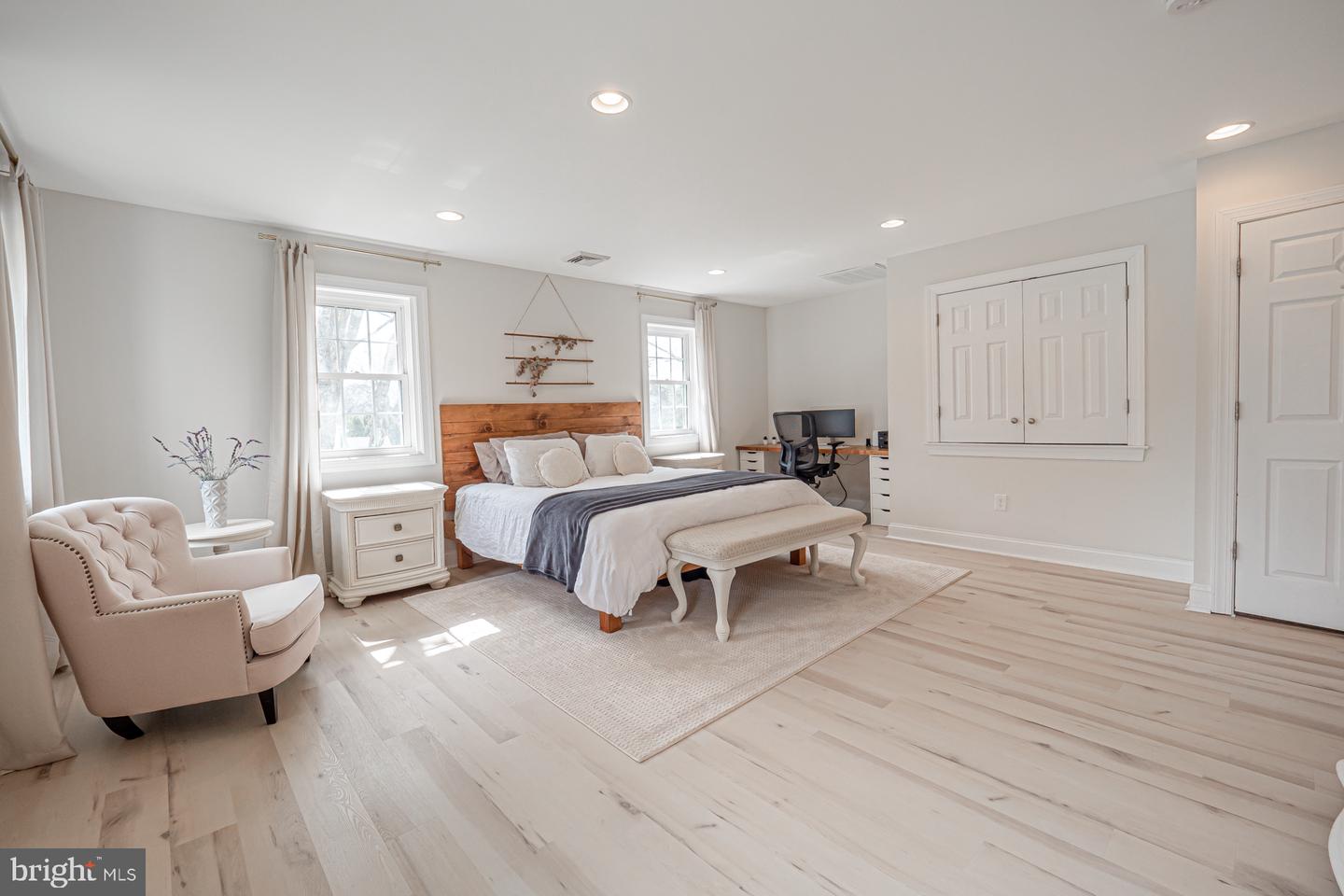 10 Queens Ave