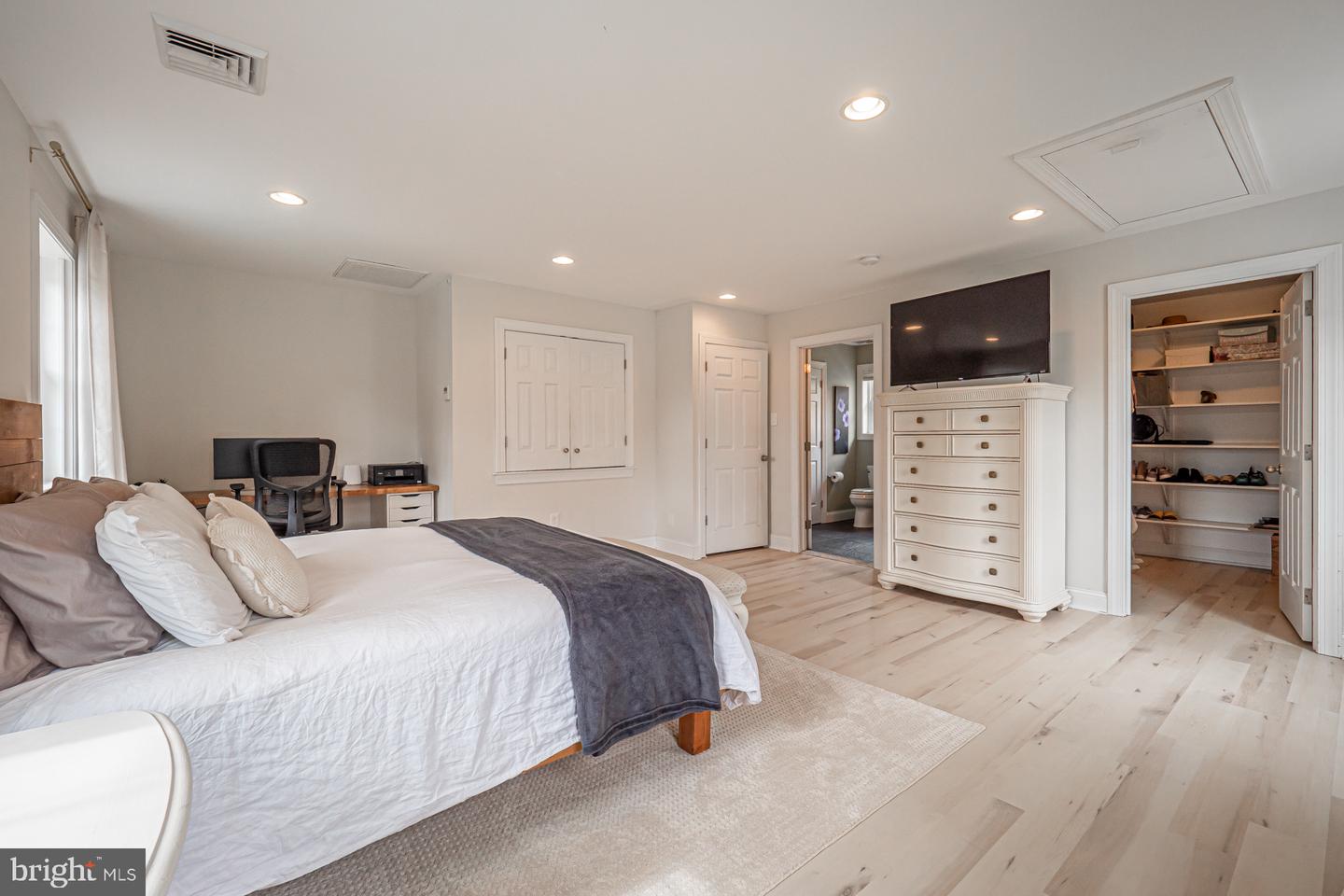 10 Queens Ave