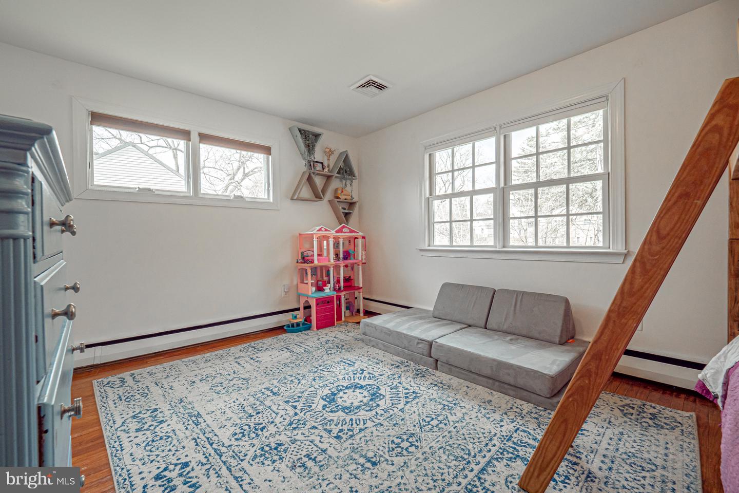 10 Queens Ave