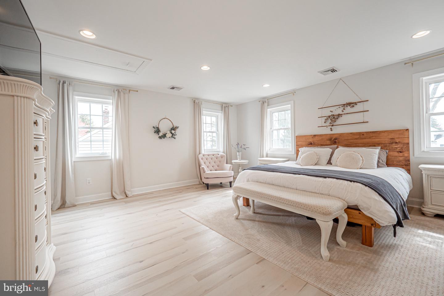 10 Queens Ave