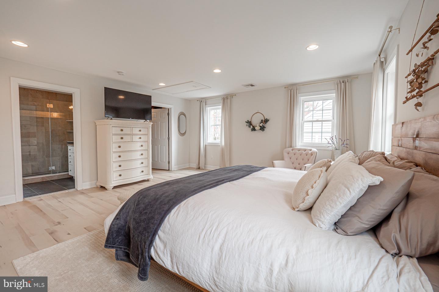 10 Queens Ave