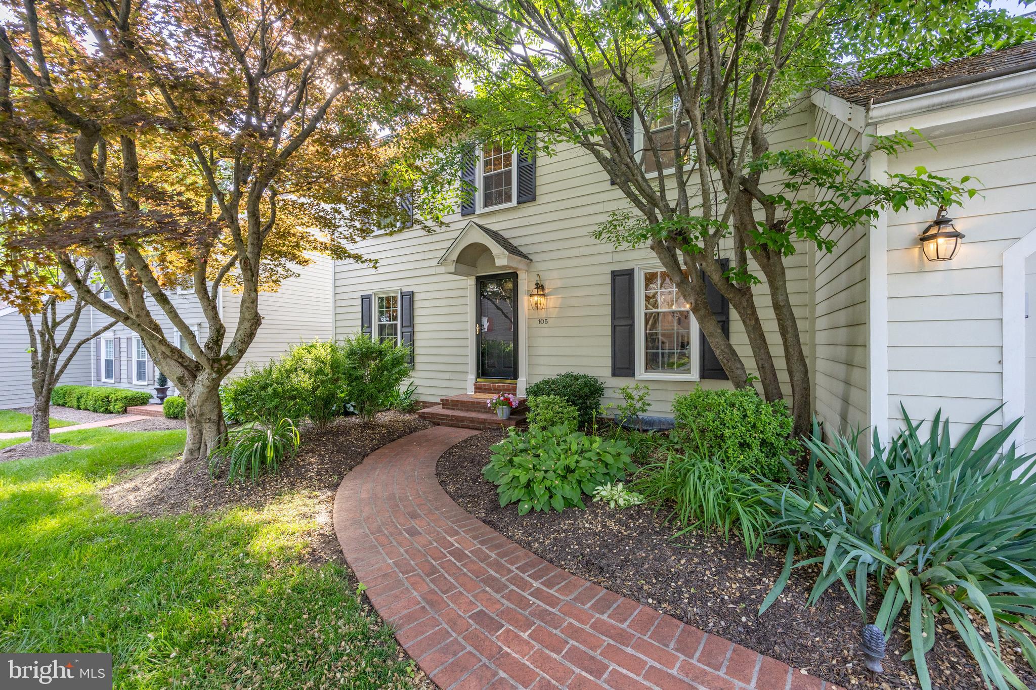 105 Hedgerow Ln