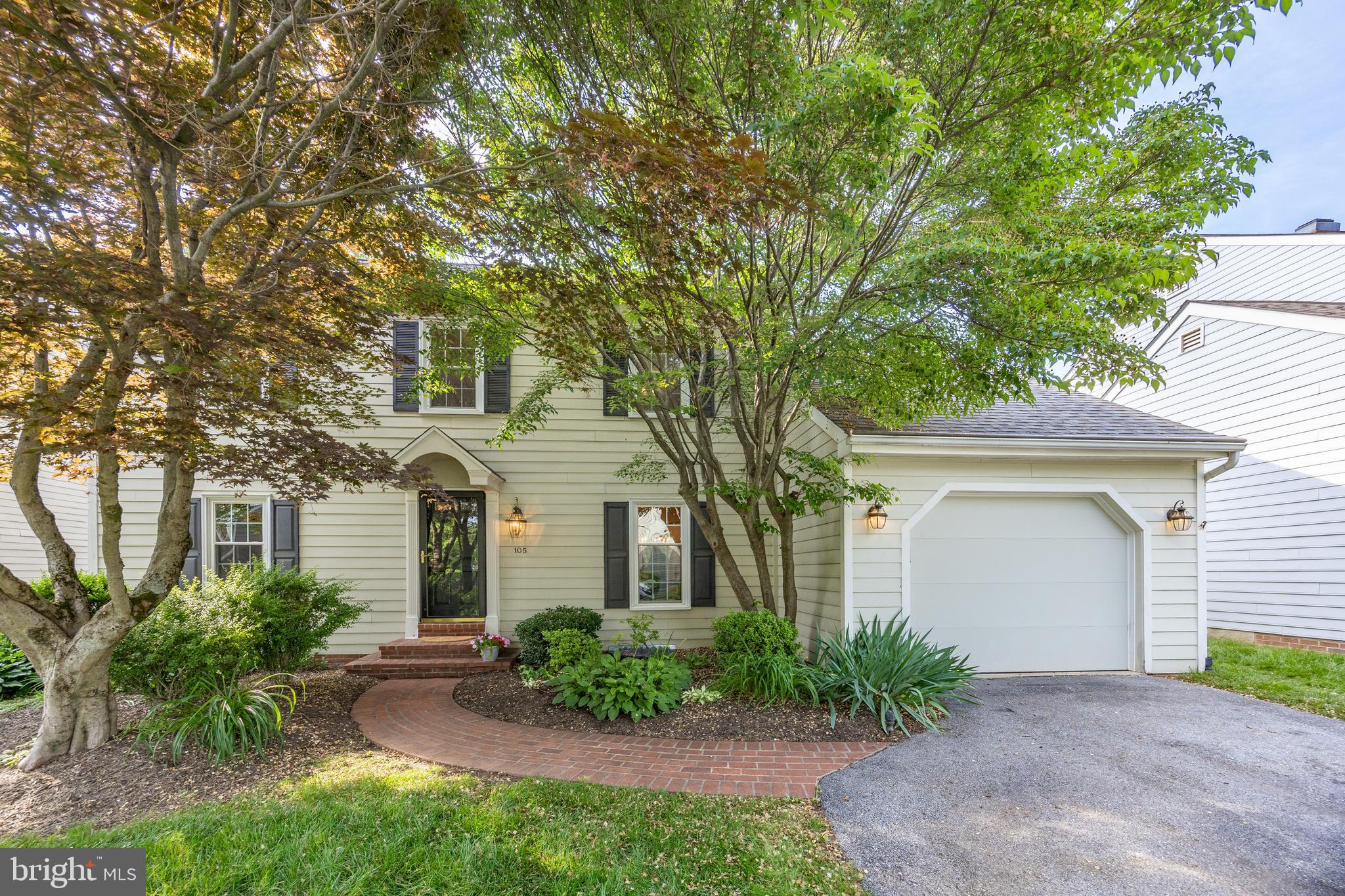 105 Hedgerow Ln