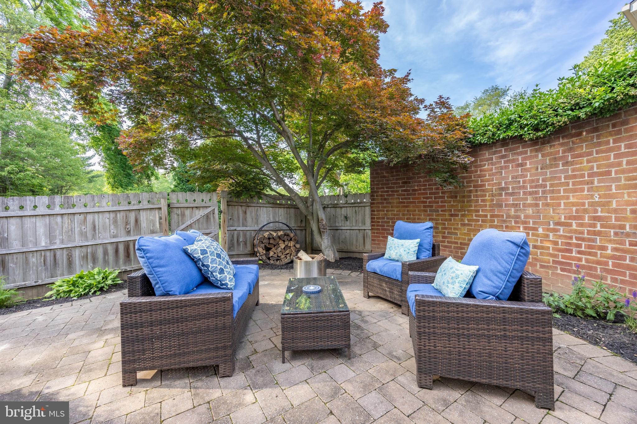 105 Hedgerow Ln
