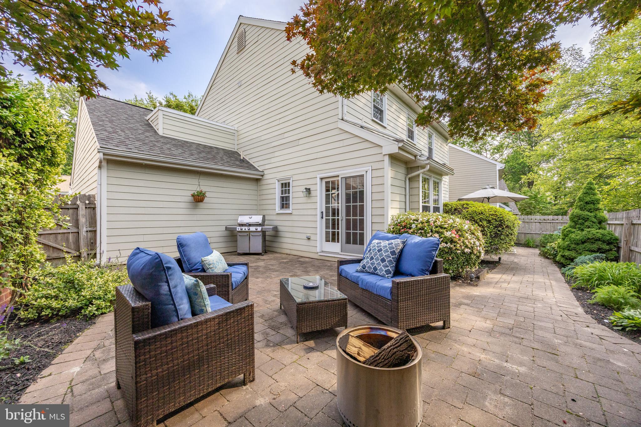 105 Hedgerow Ln