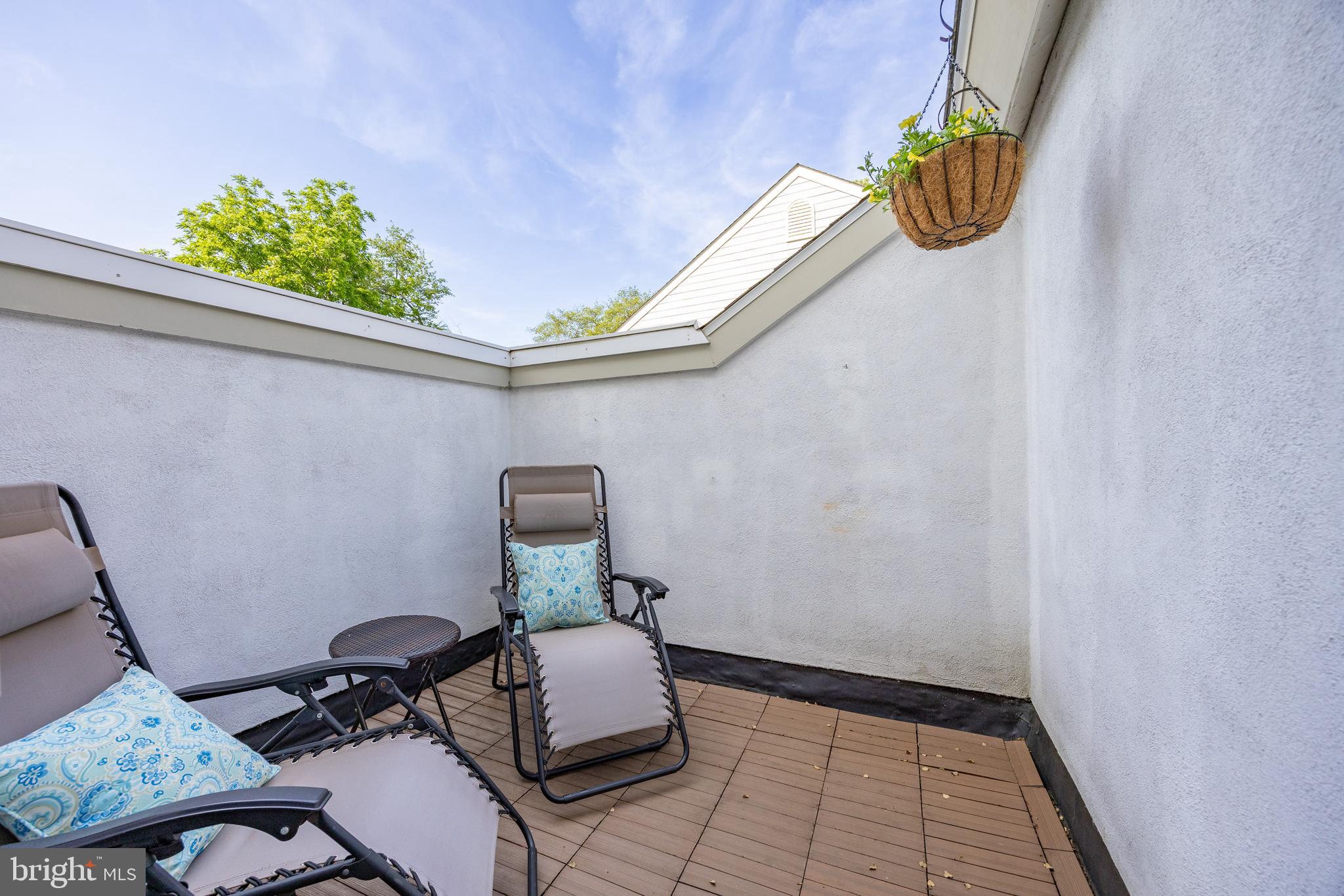 105 Hedgerow Ln