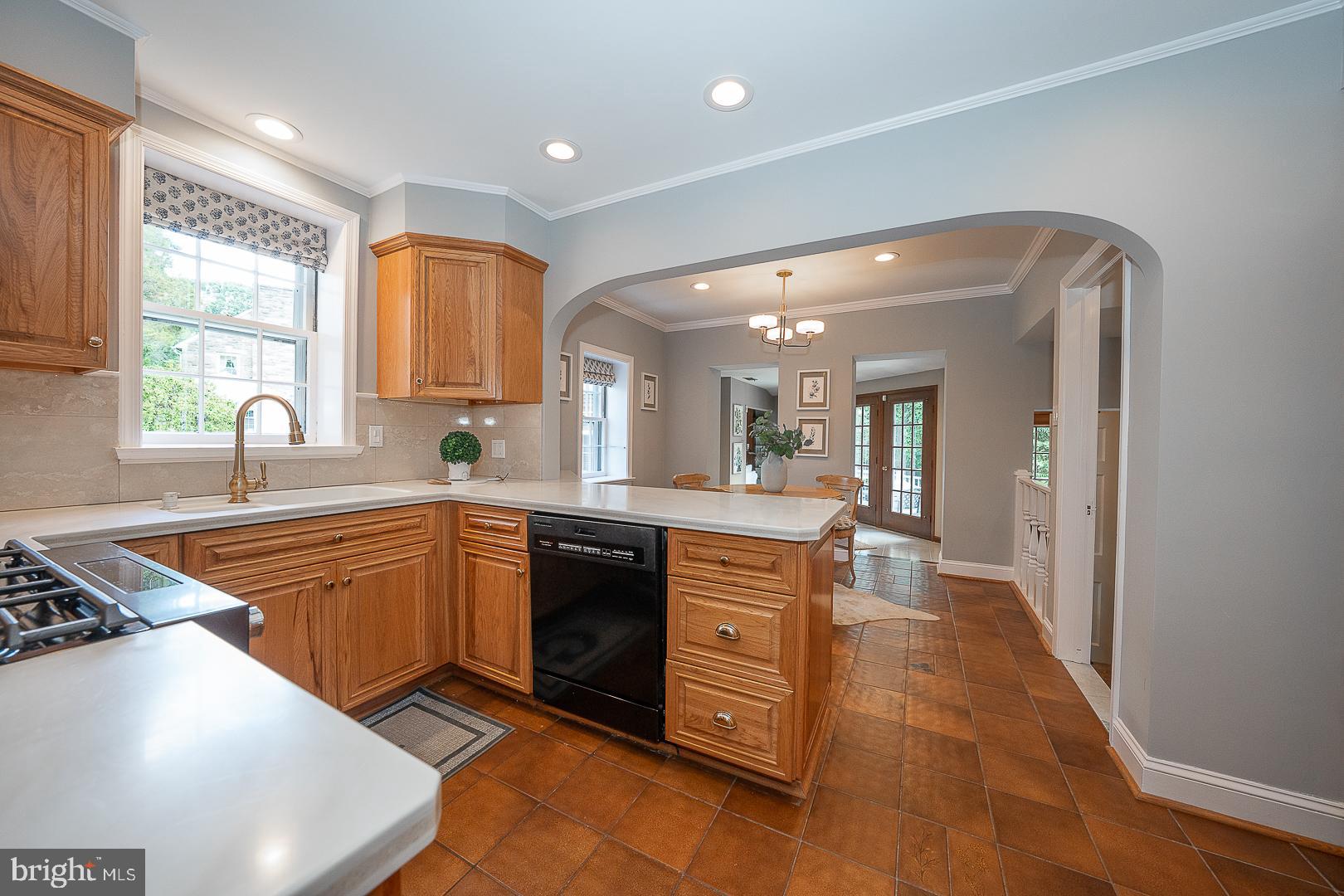 541 W BEECHTREE LANE