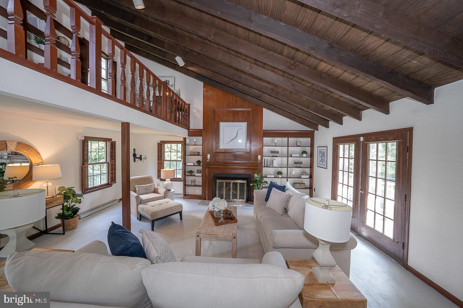 541 W BEECHTREE LANE