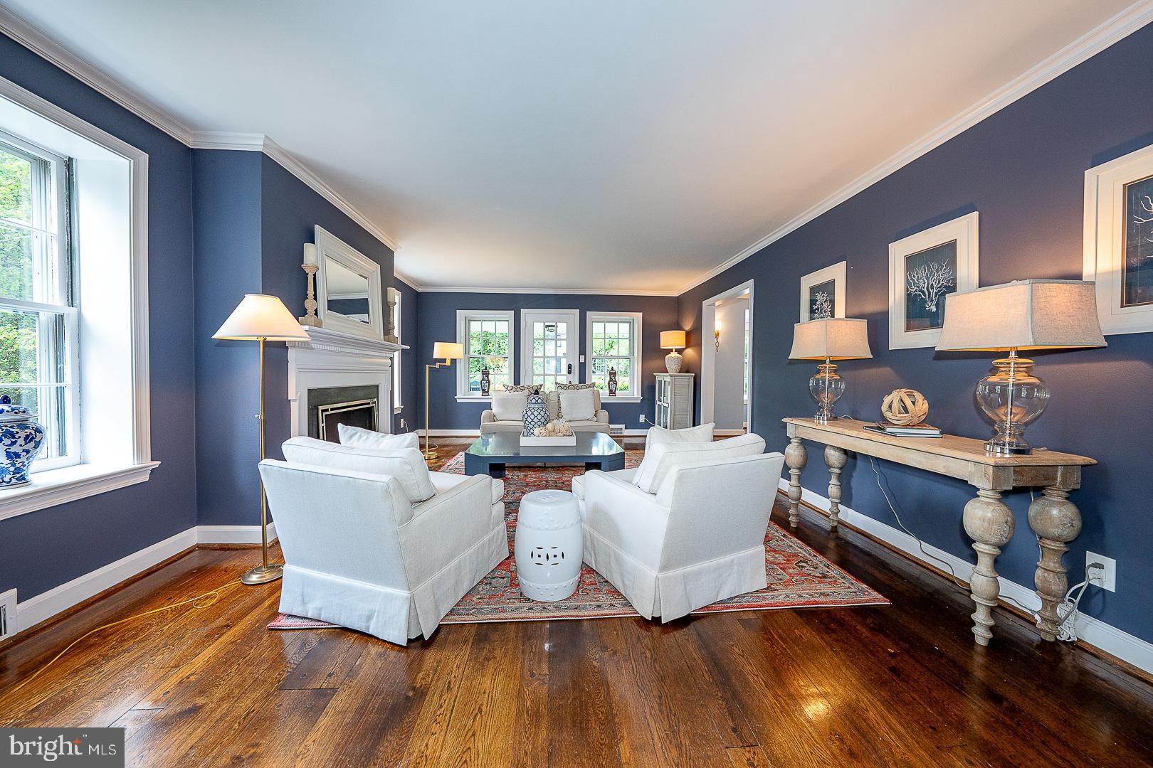 541 W BEECHTREE LANE