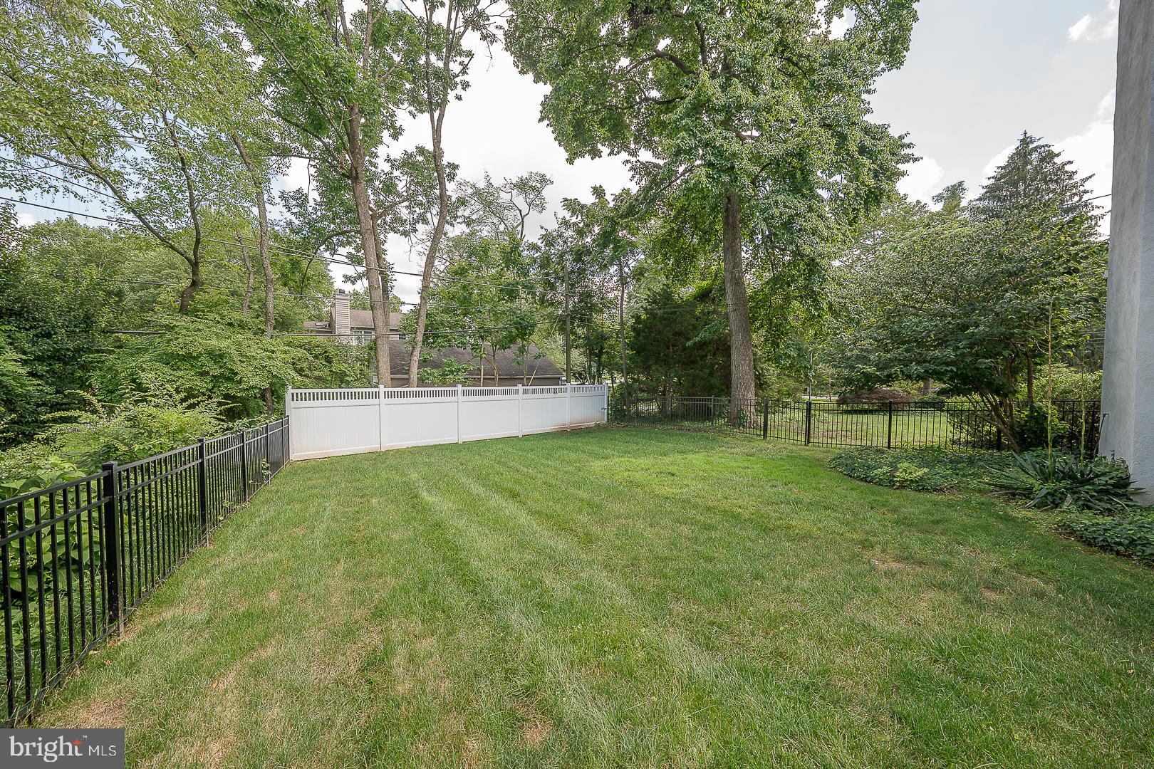 541 W BEECHTREE LANE