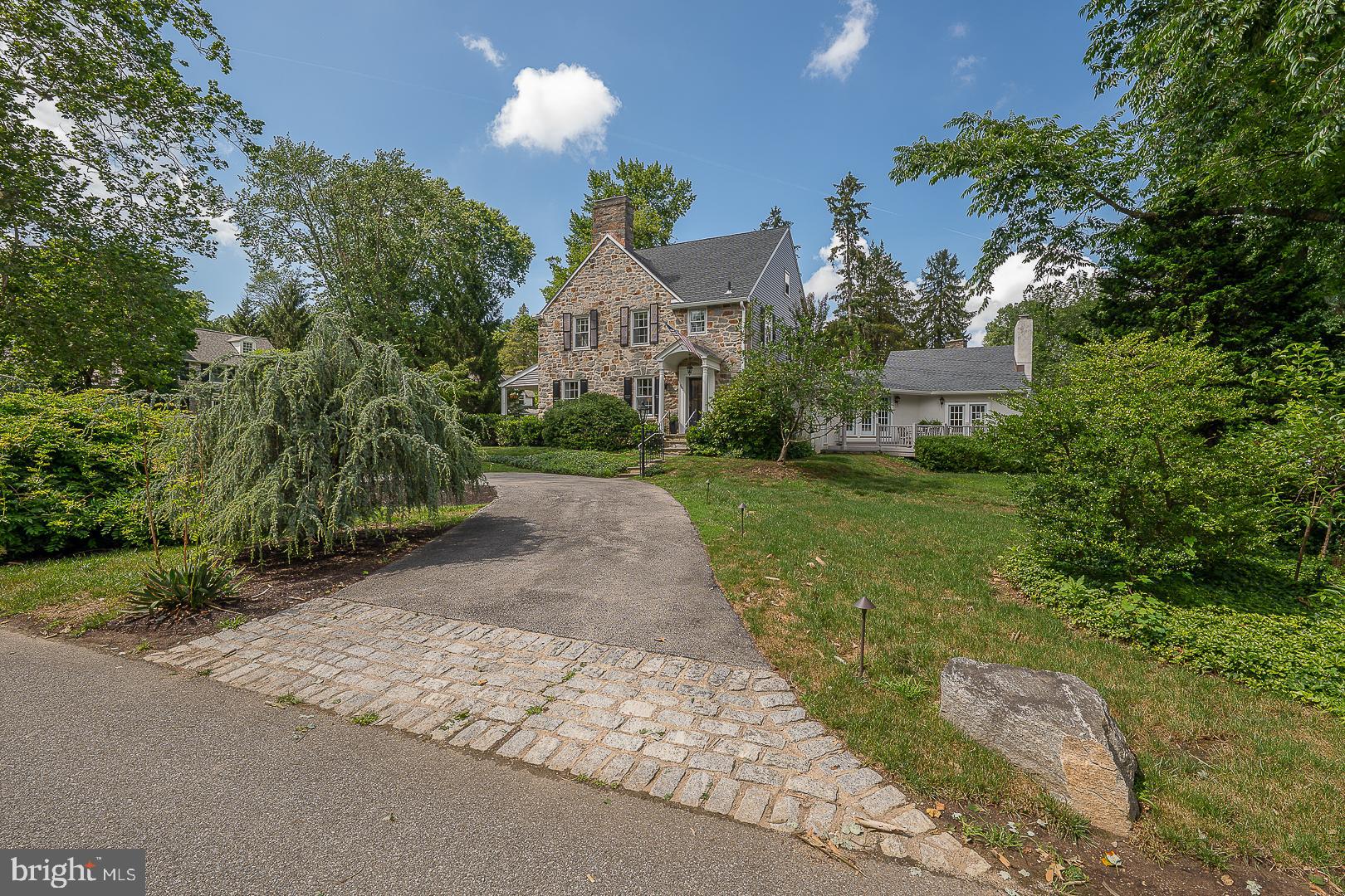 541 W BEECHTREE LANE