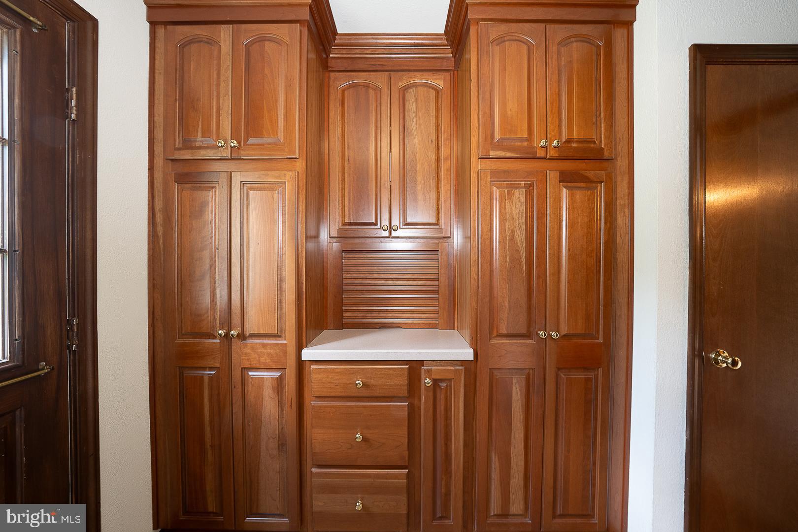 541 W BEECHTREE LANE