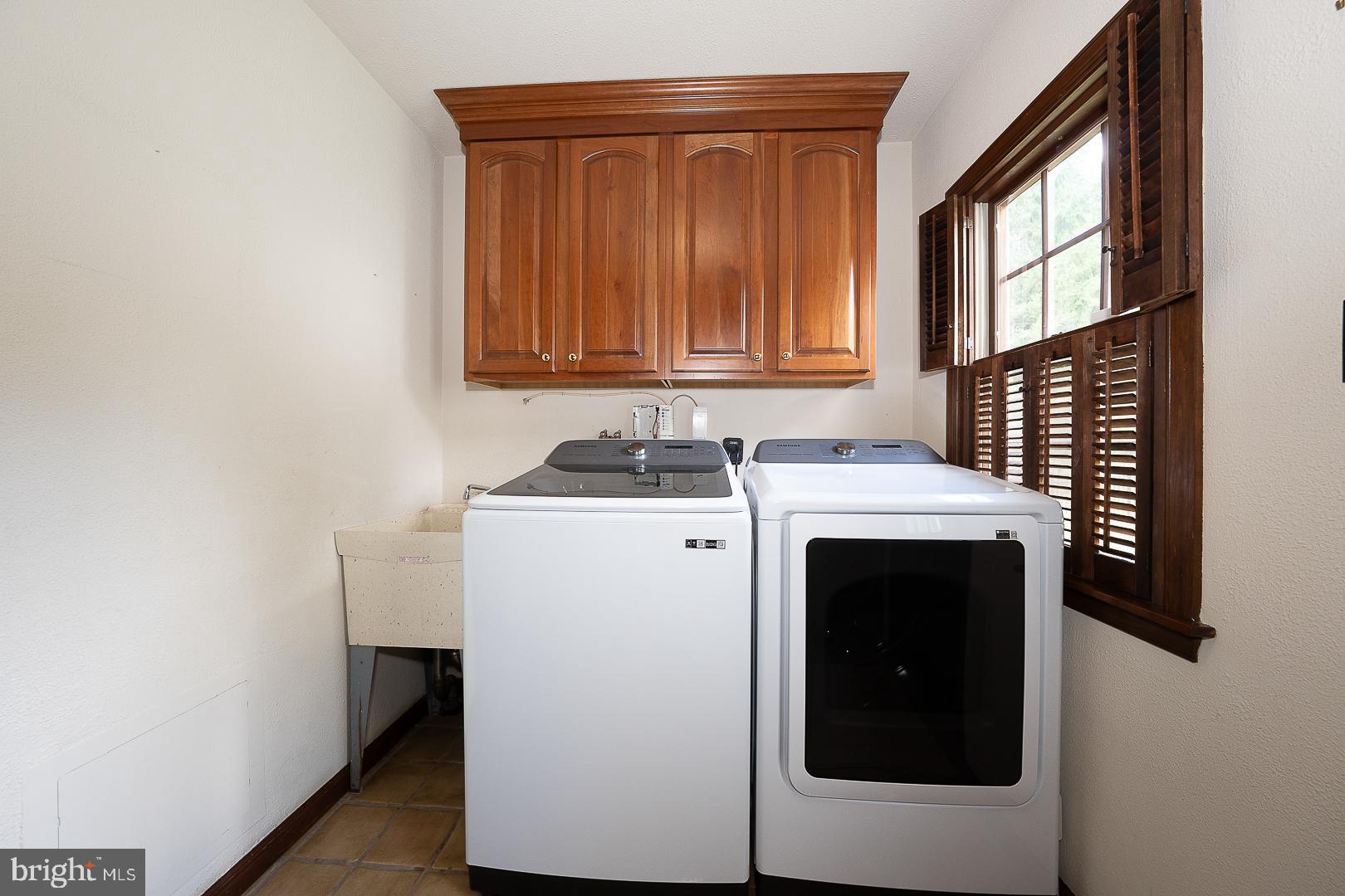 541 W BEECHTREE LANE