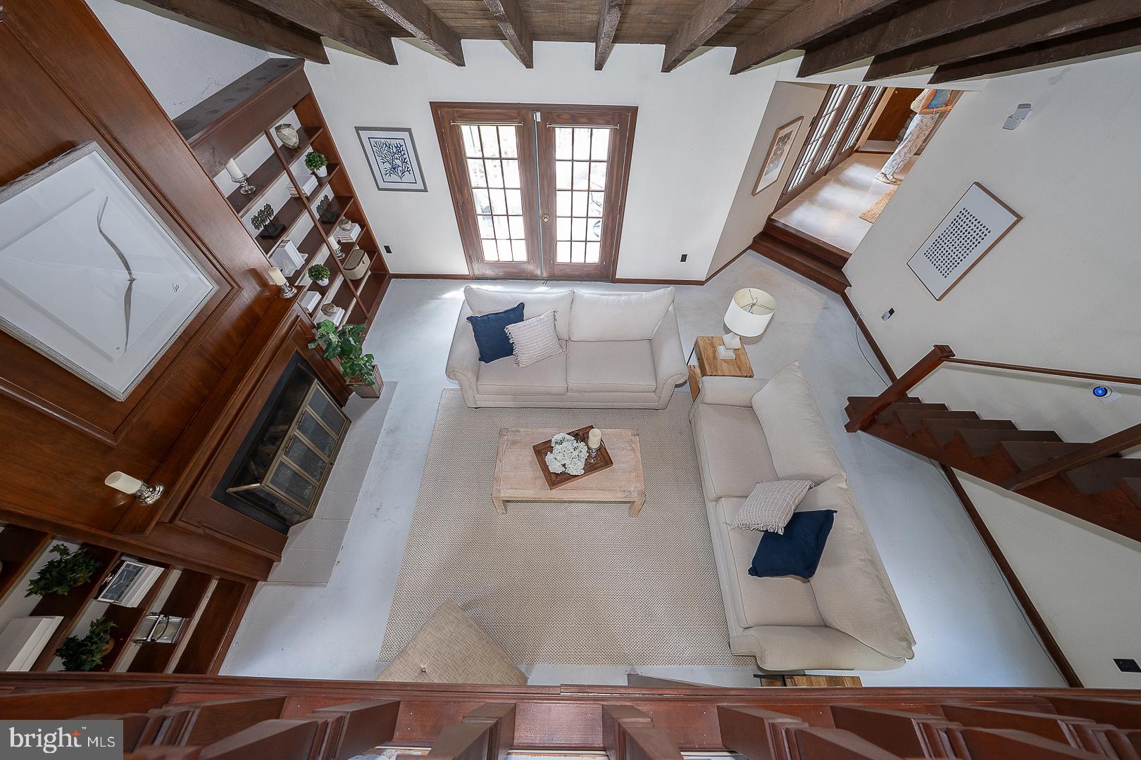 541 W BEECHTREE LANE