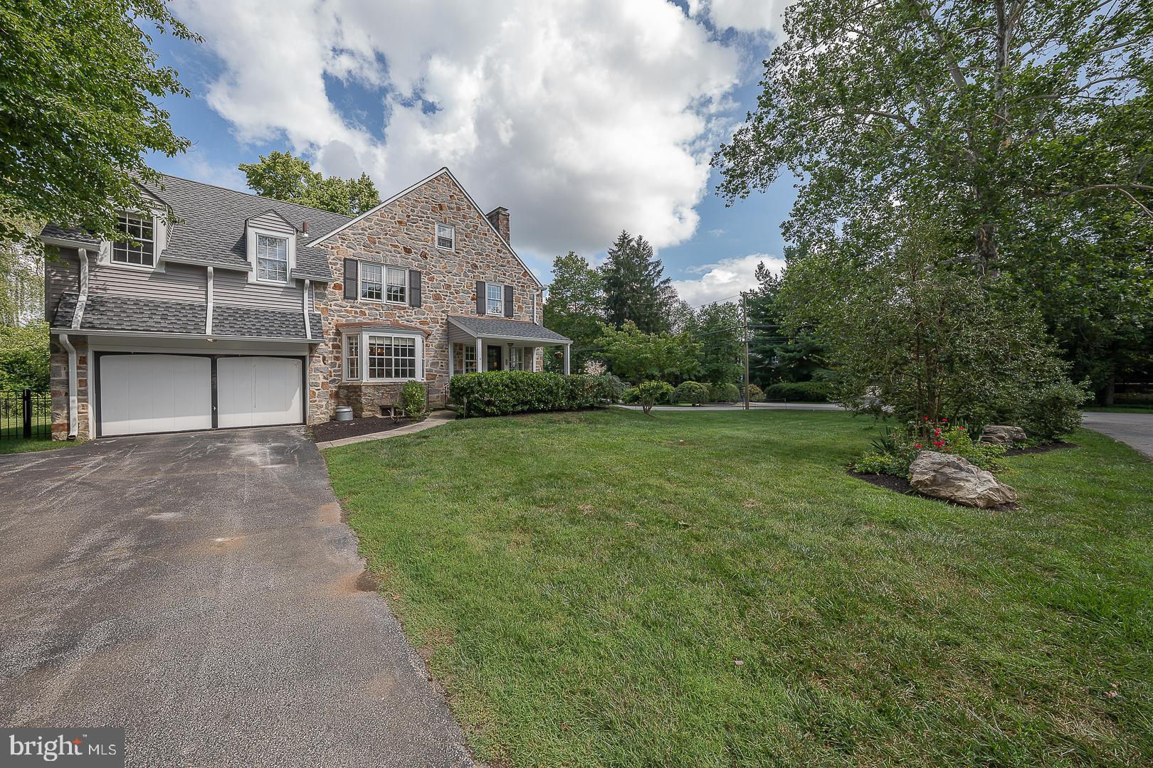 541 W BEECHTREE LANE