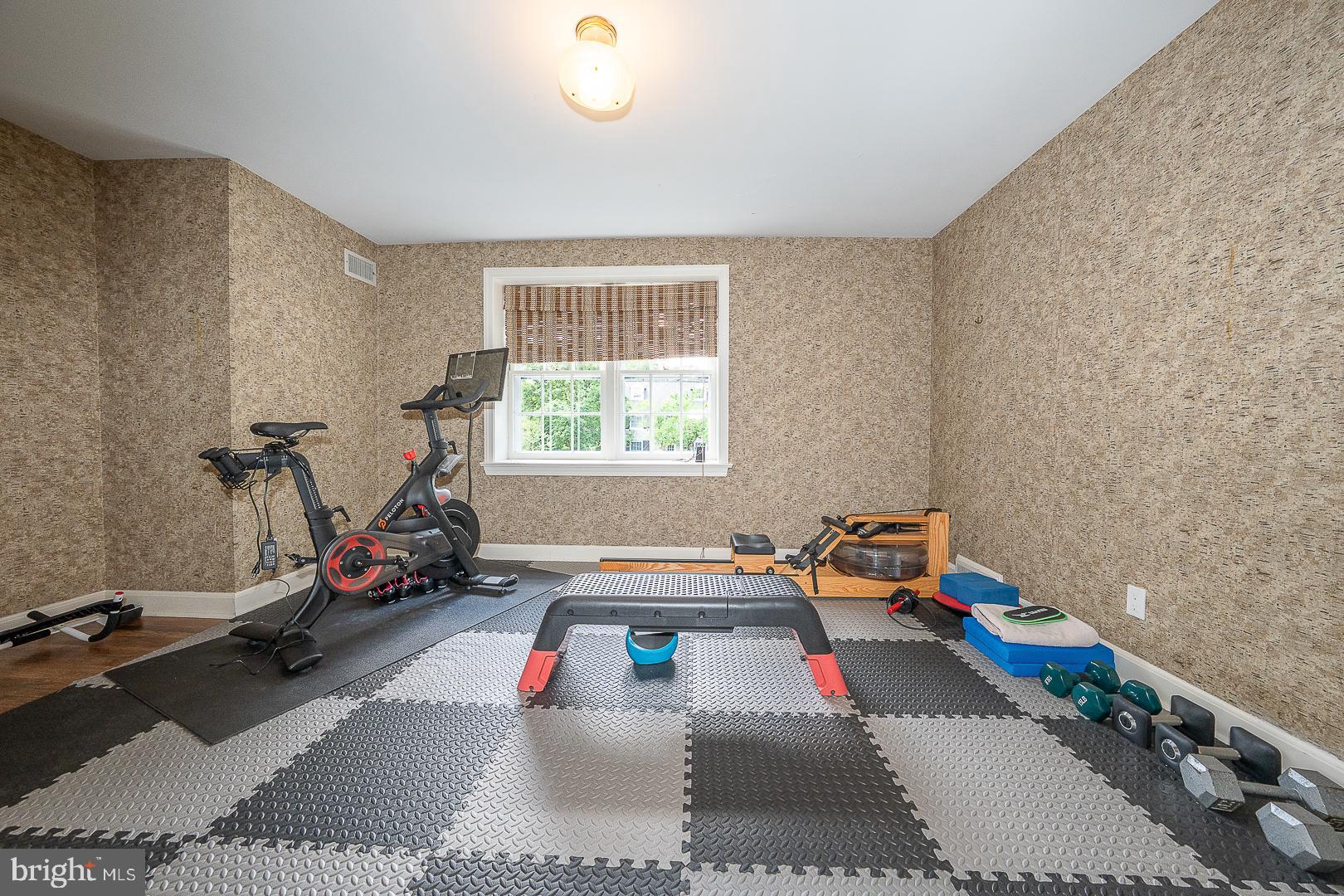 541 W BEECHTREE LANE