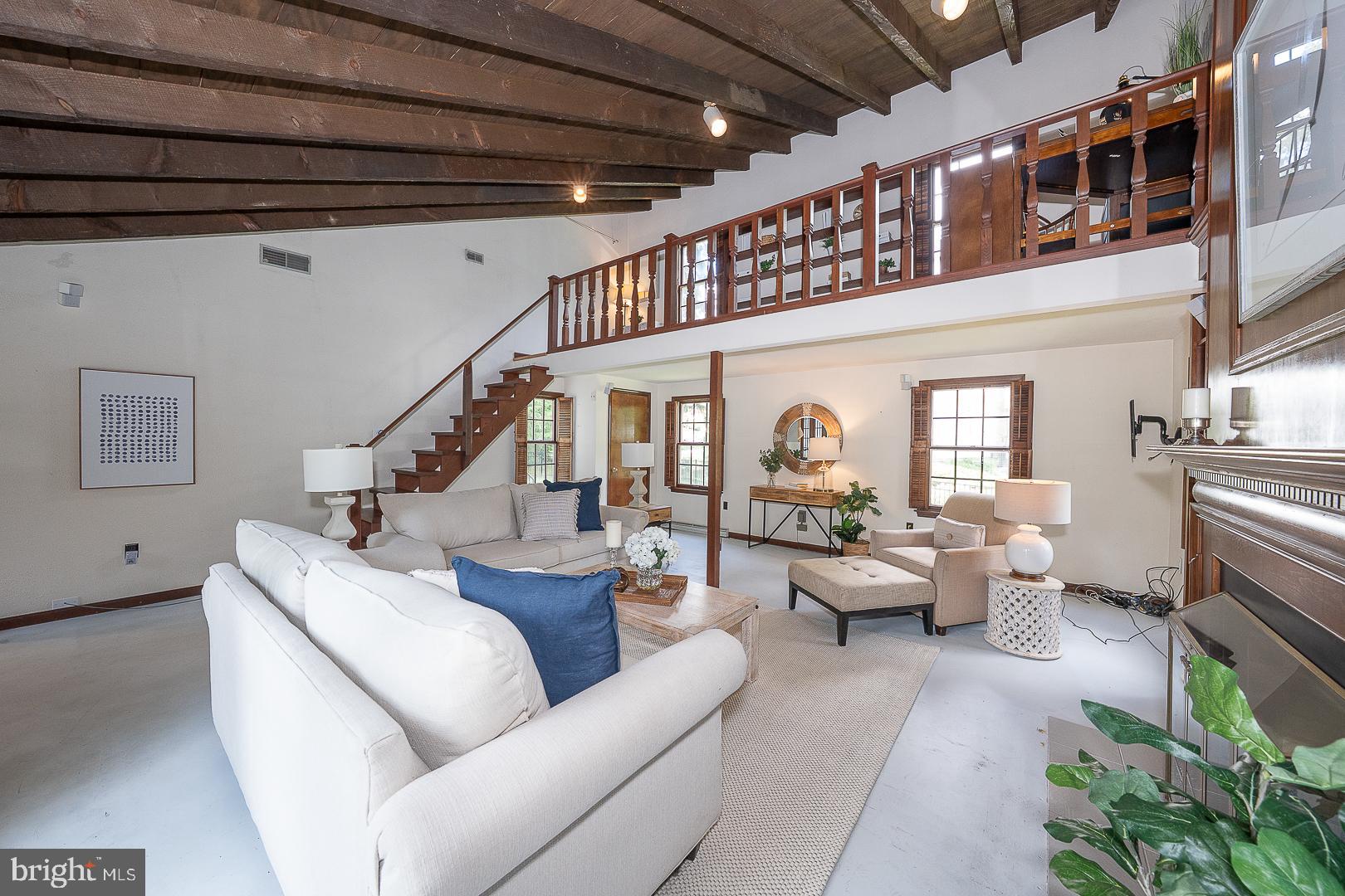 541 W BEECHTREE LANE