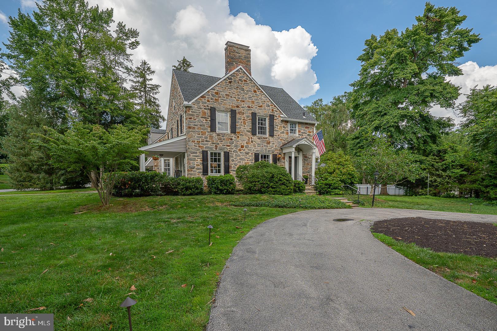 541 W BEECHTREE LANE