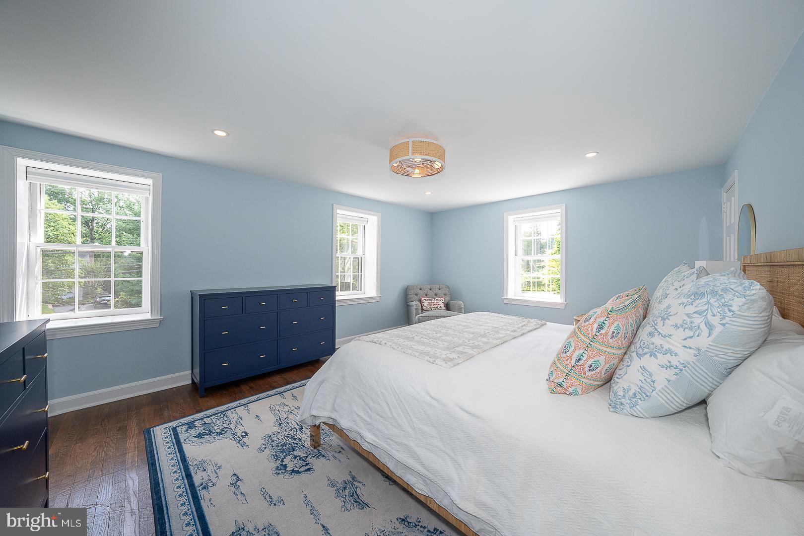 541 W BEECHTREE LANE