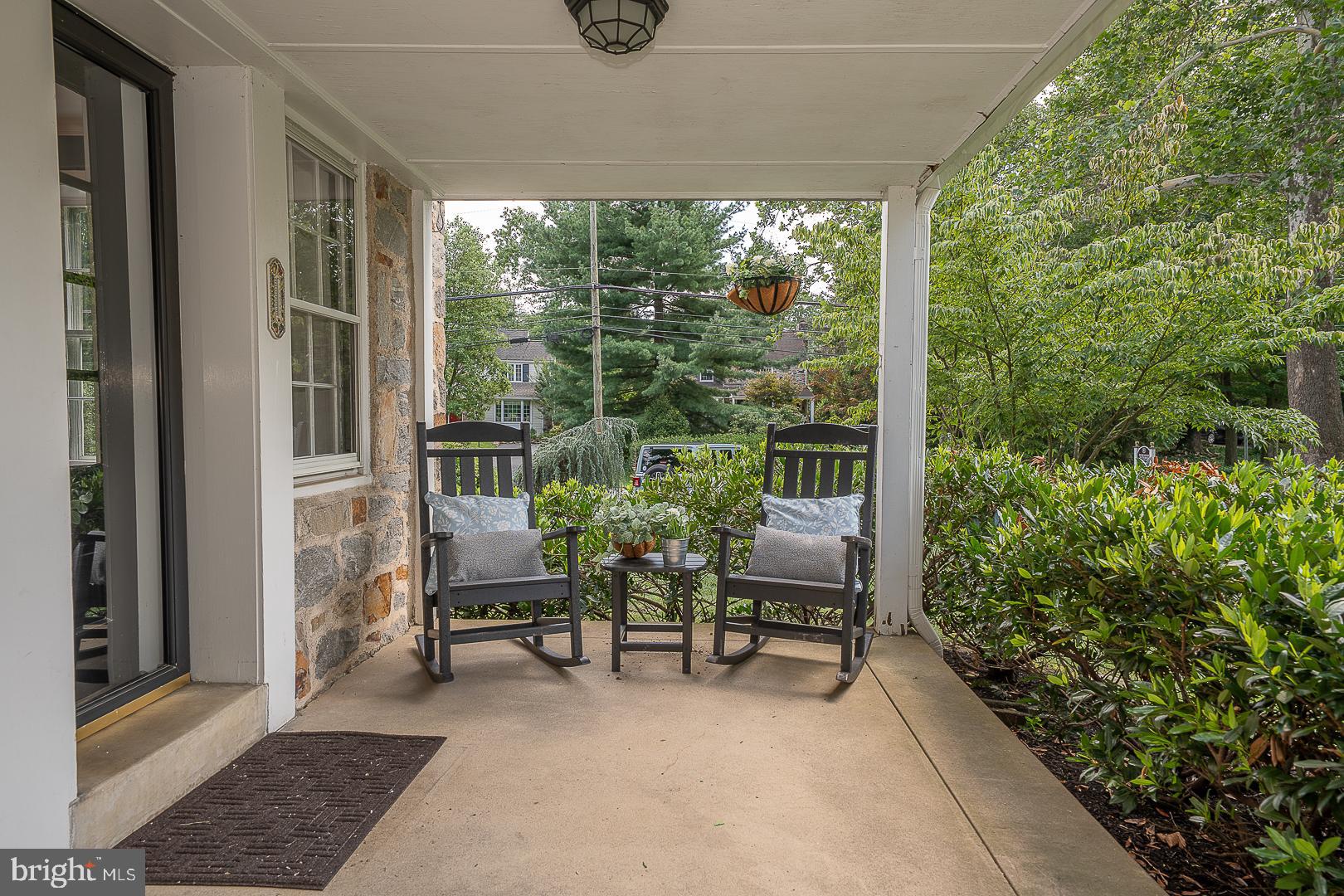 541 W BEECHTREE LANE