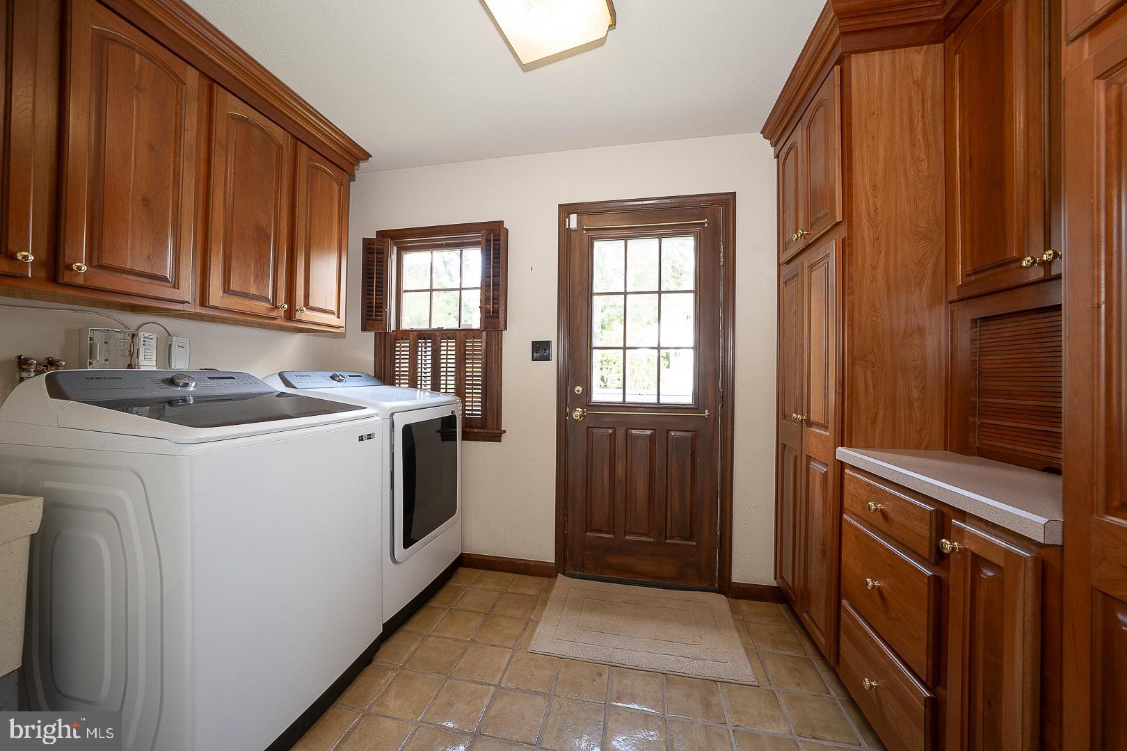 541 W BEECHTREE LANE