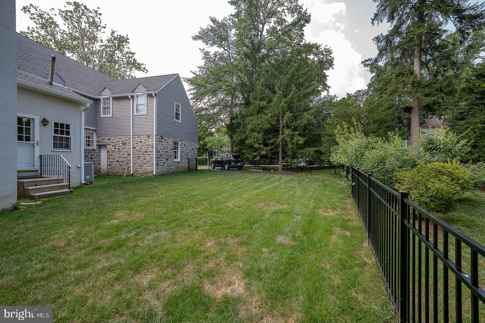 541 W BEECHTREE LANE